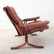 Fauteuil scandinave en bois et cuir cognac