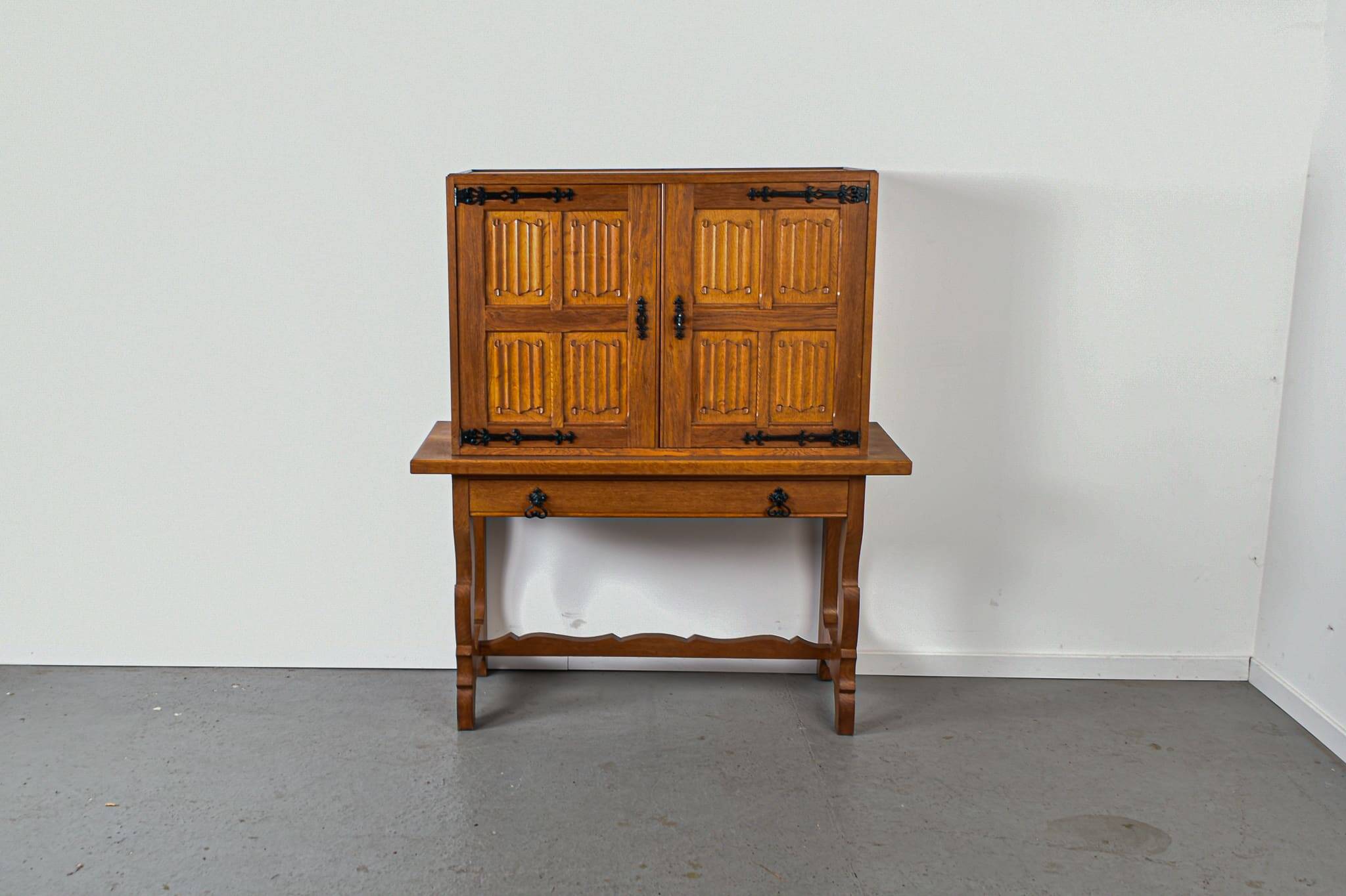 Meuble bar espagnol en chêne sculpté