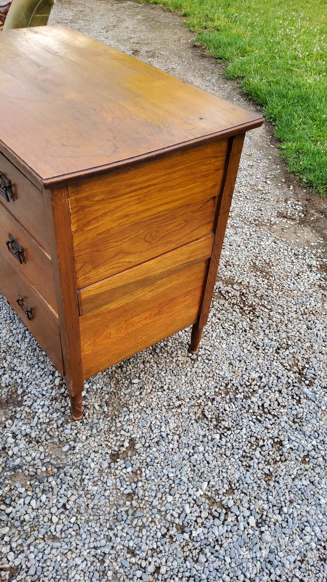 Commode des années 50 en chêne massif 3 tiroirs  pieds coniques
