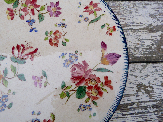 Large old dish in faience Longchamp iron earth Chevrefeuille Flowers