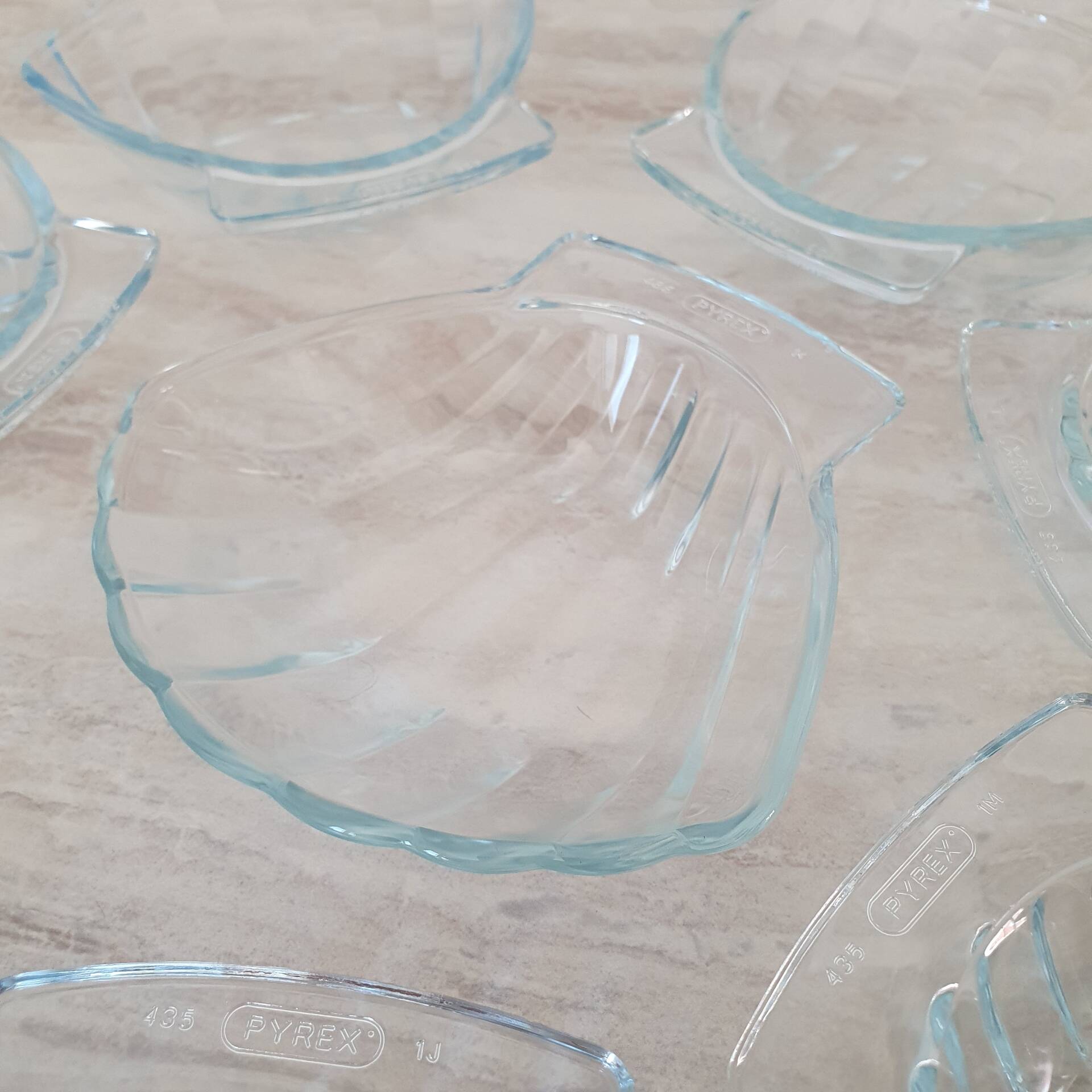 8 small shell-shaped ramekins in transparent glass