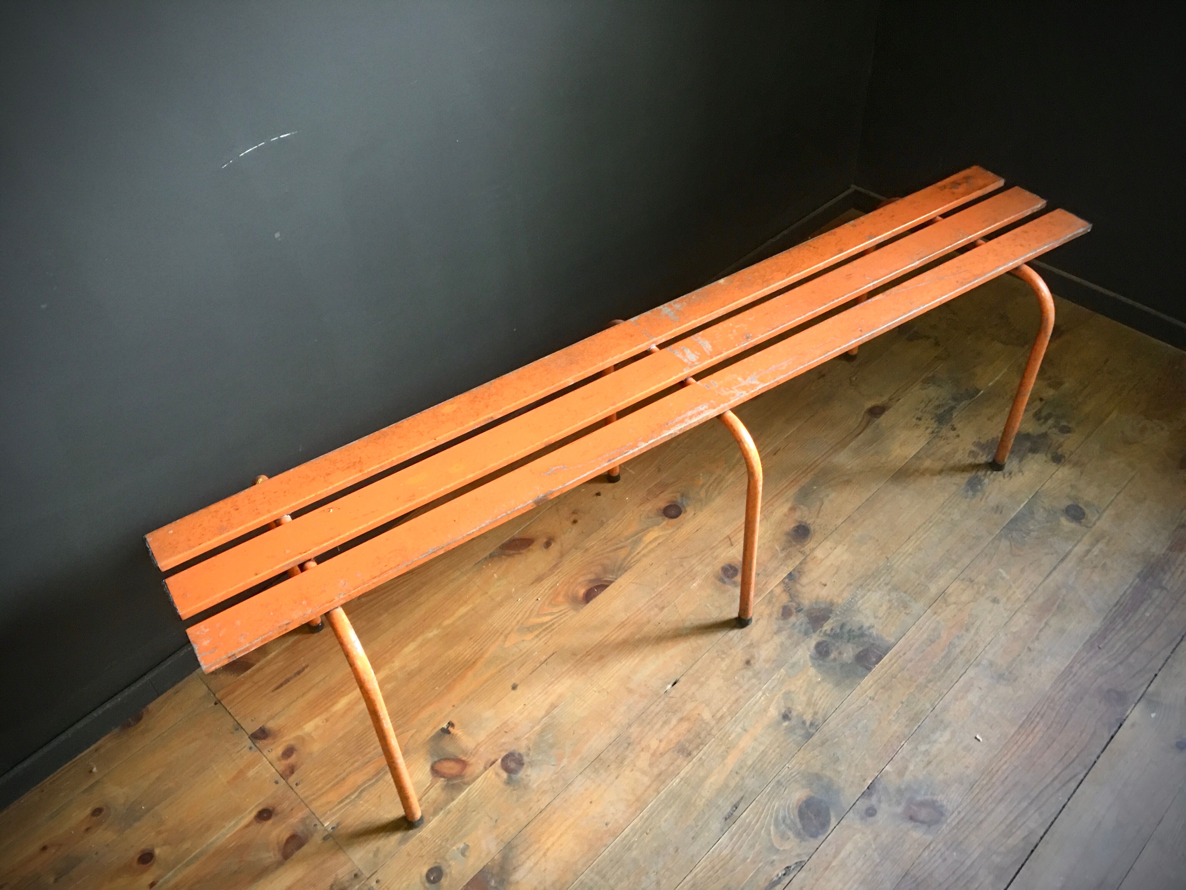 Ancien banc métallique orange