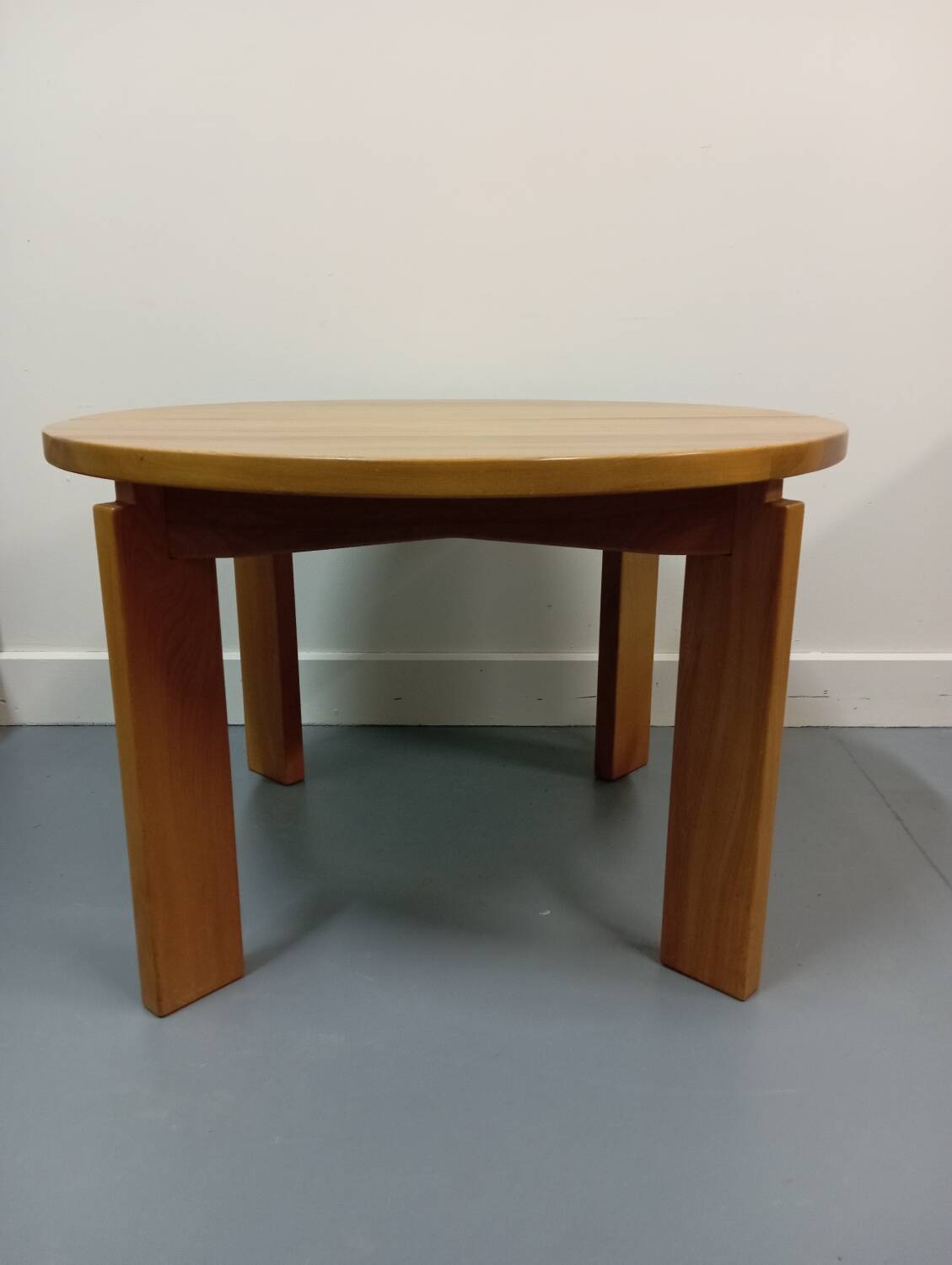 Maison Regain round/oval table in Elm