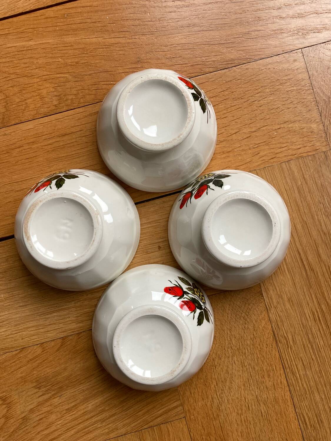 Bols pied douche à facettes roses rouges