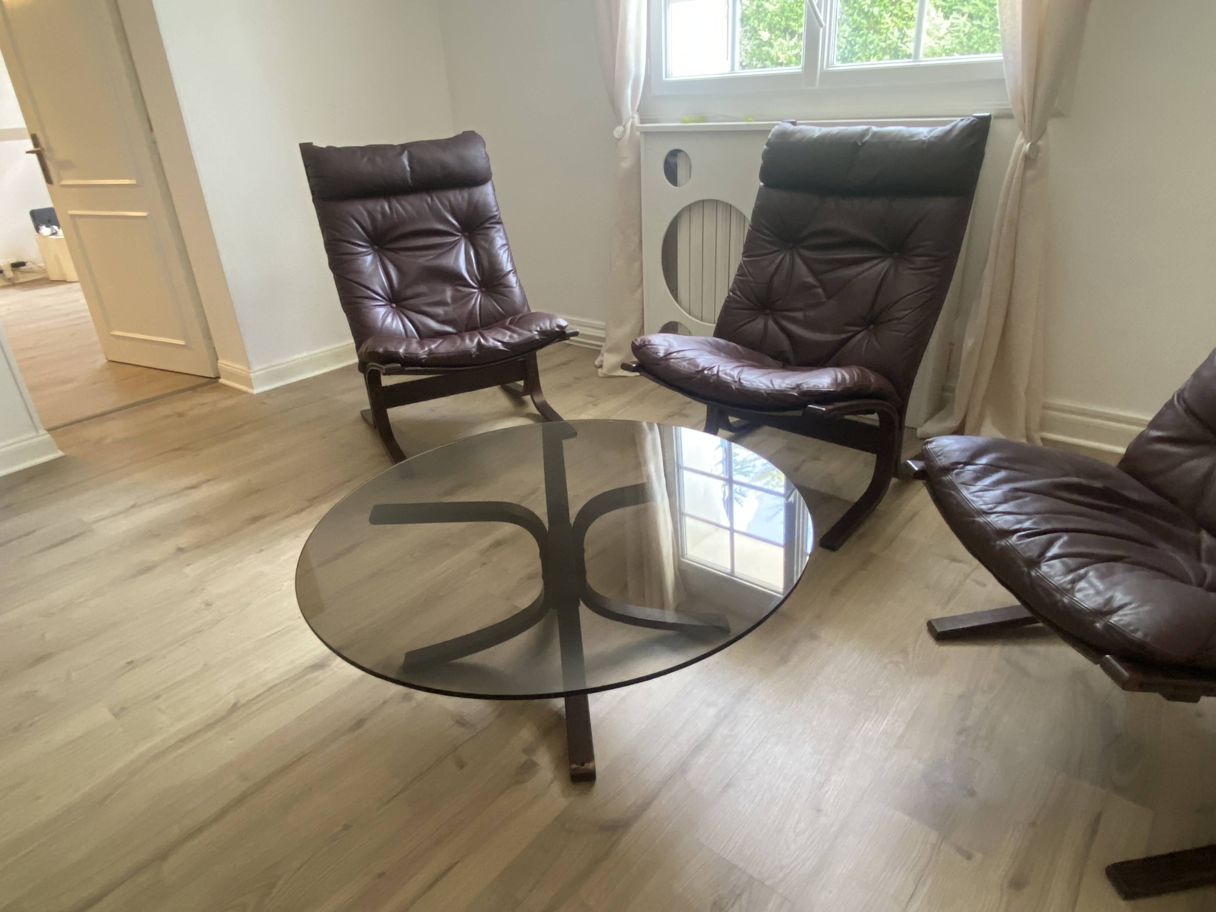 Fauteuils du designer norvégien Ingmar Relling. Petite table basse assortie