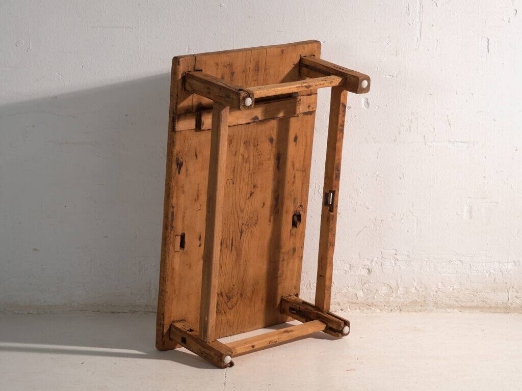 Table basse ancienne en bois de pin – Chine, vers 1890
