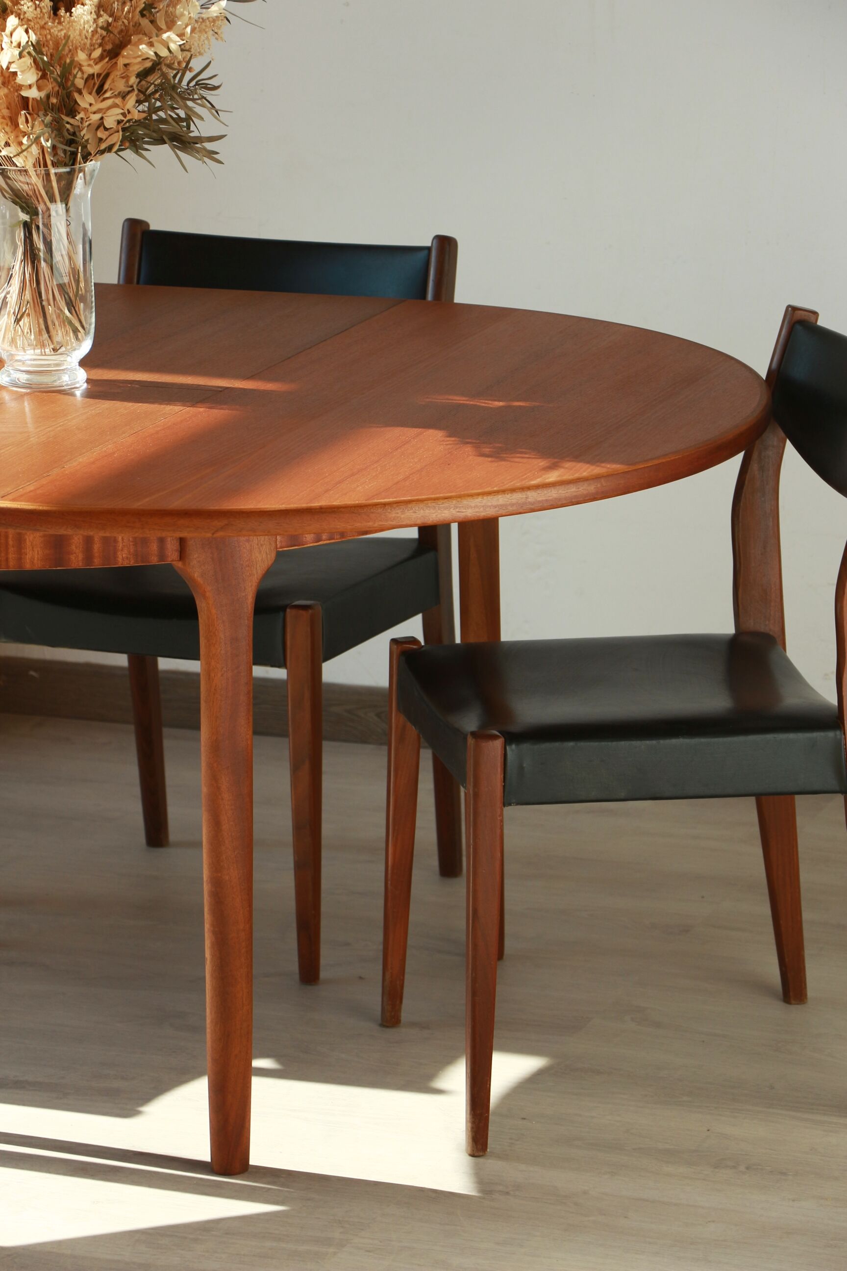 Round dining table with extension - McIntosh - 60s