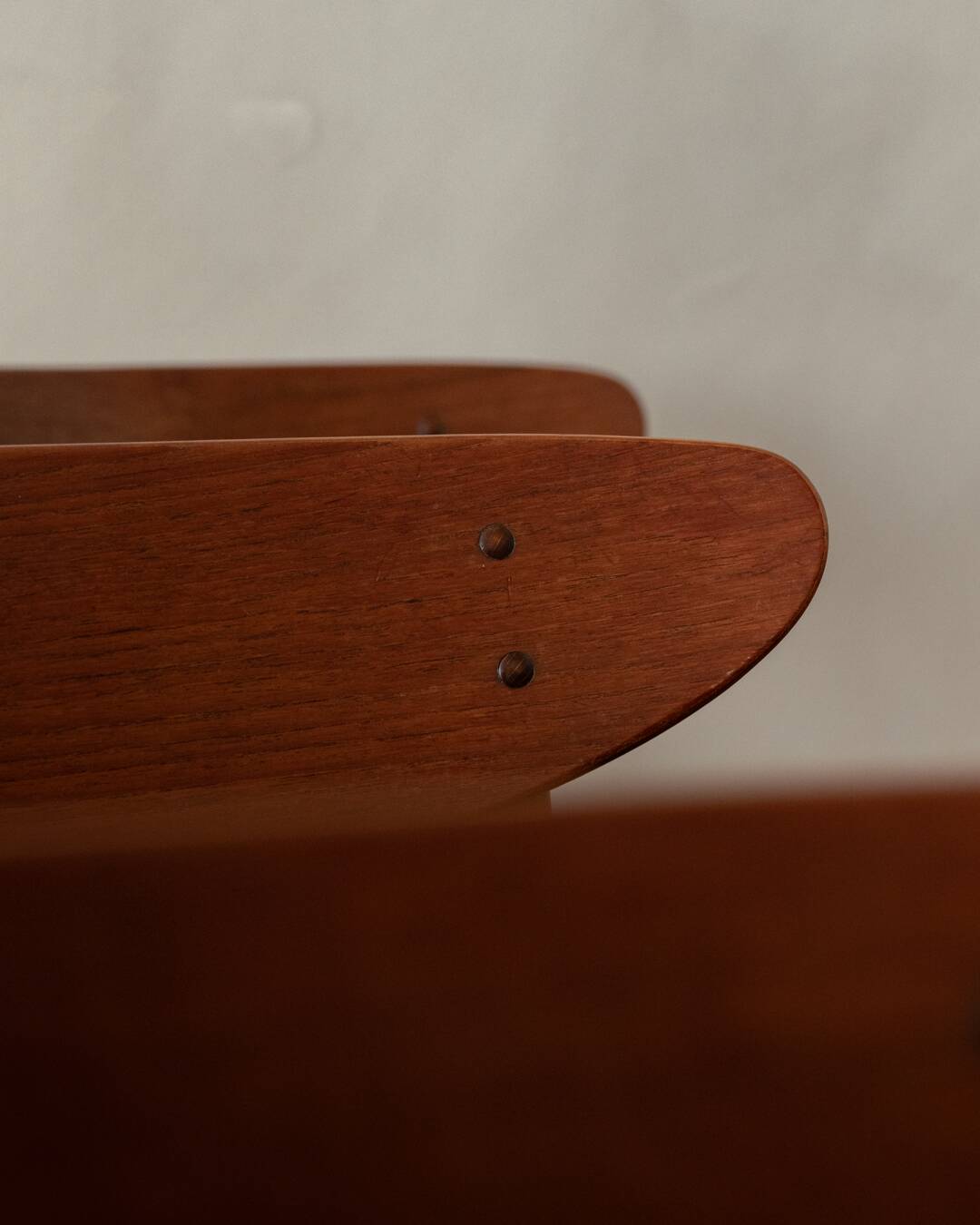Ensemble de 6 chaises de salle à manger danoises des années 50 · Teck et Skai noir