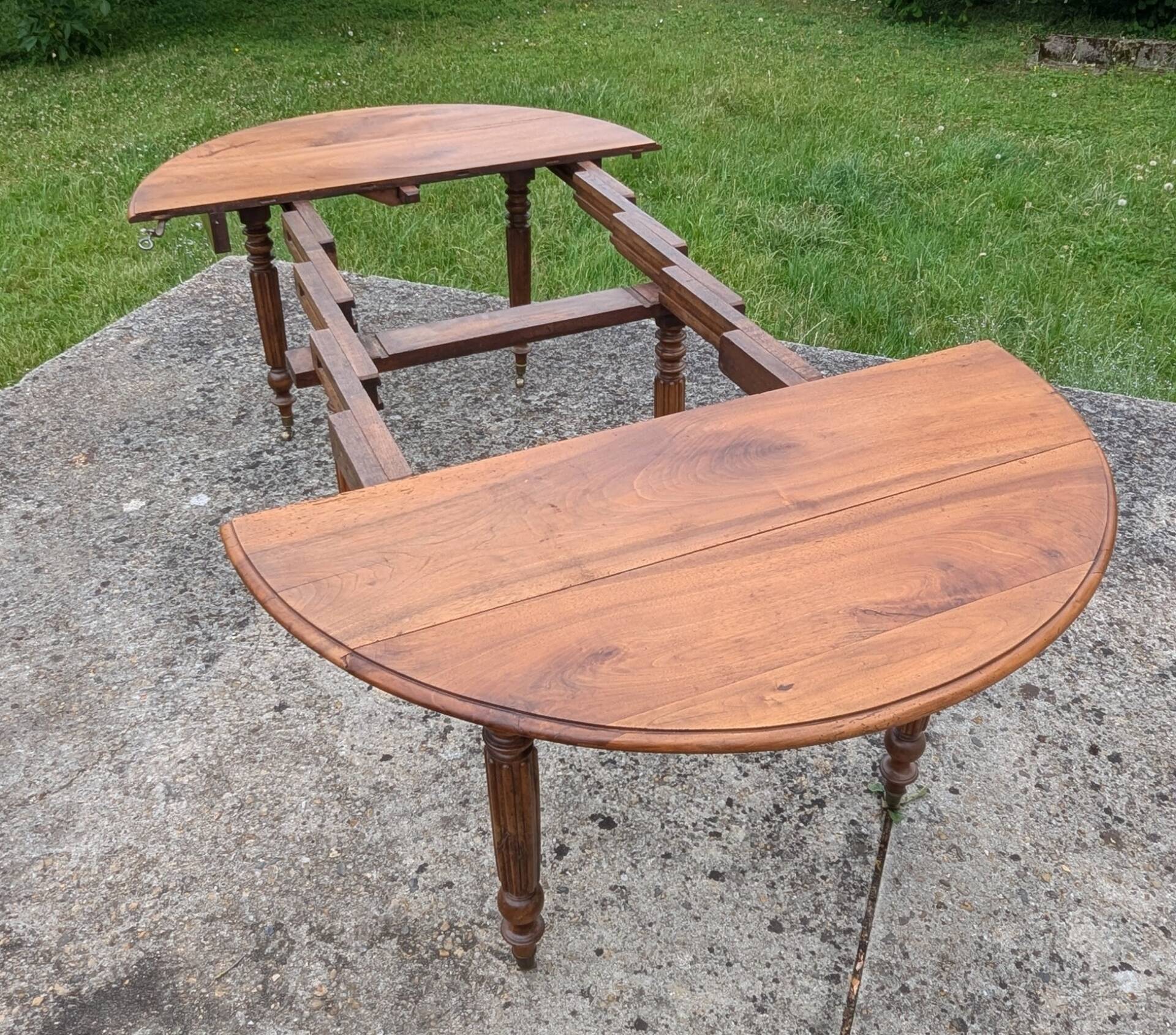 Large six-foot table with XIX century folding leaves in solid walnut Ø120 extendable to 330.