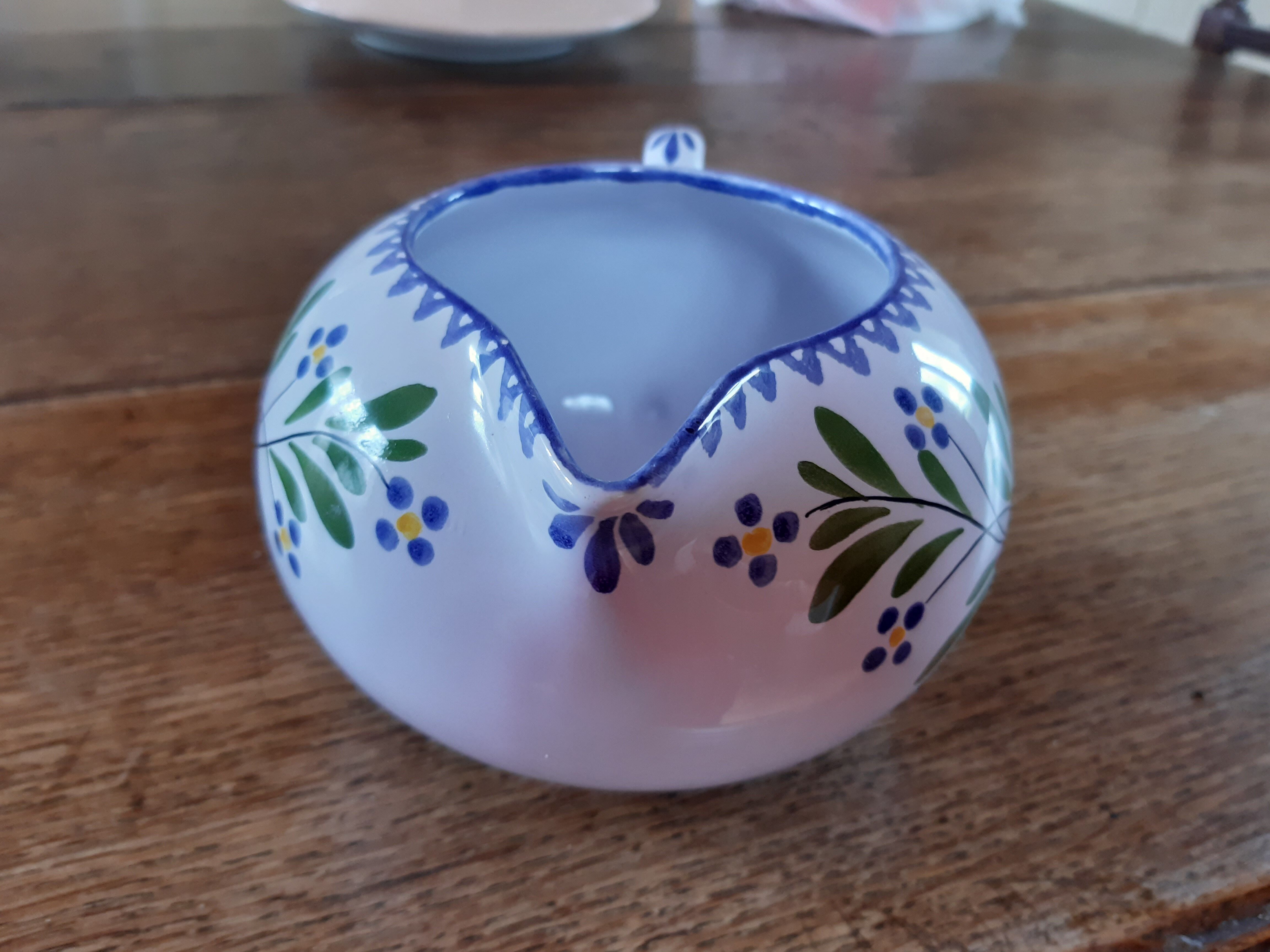 Pichet de table, décor de bouquet, peint à la main. Signé Molin-Charolles, France.