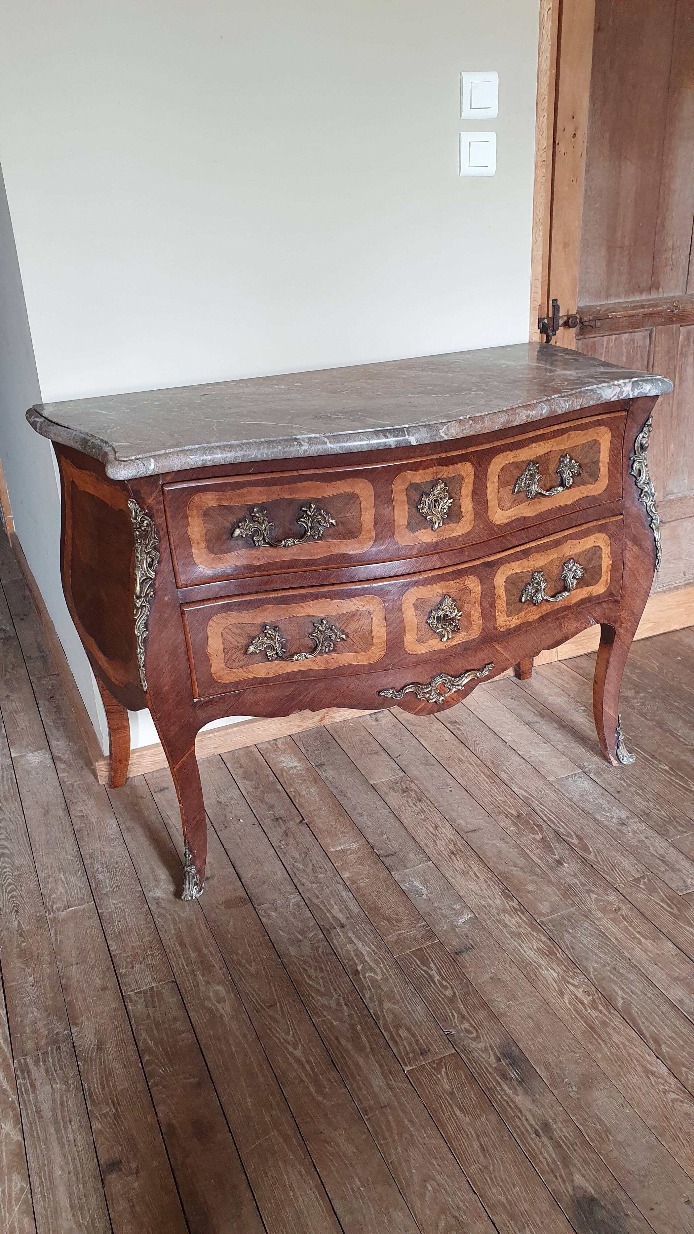Commode sauteuse style Louis XV, époque XIXème