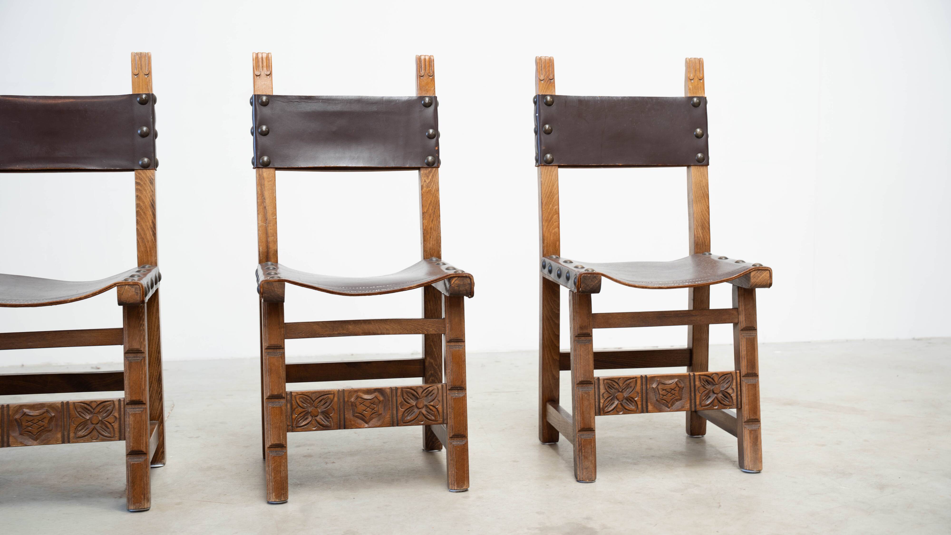 Ensemble de quatre chaises de salle à manger espagnoles