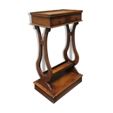 Small empty table pocket