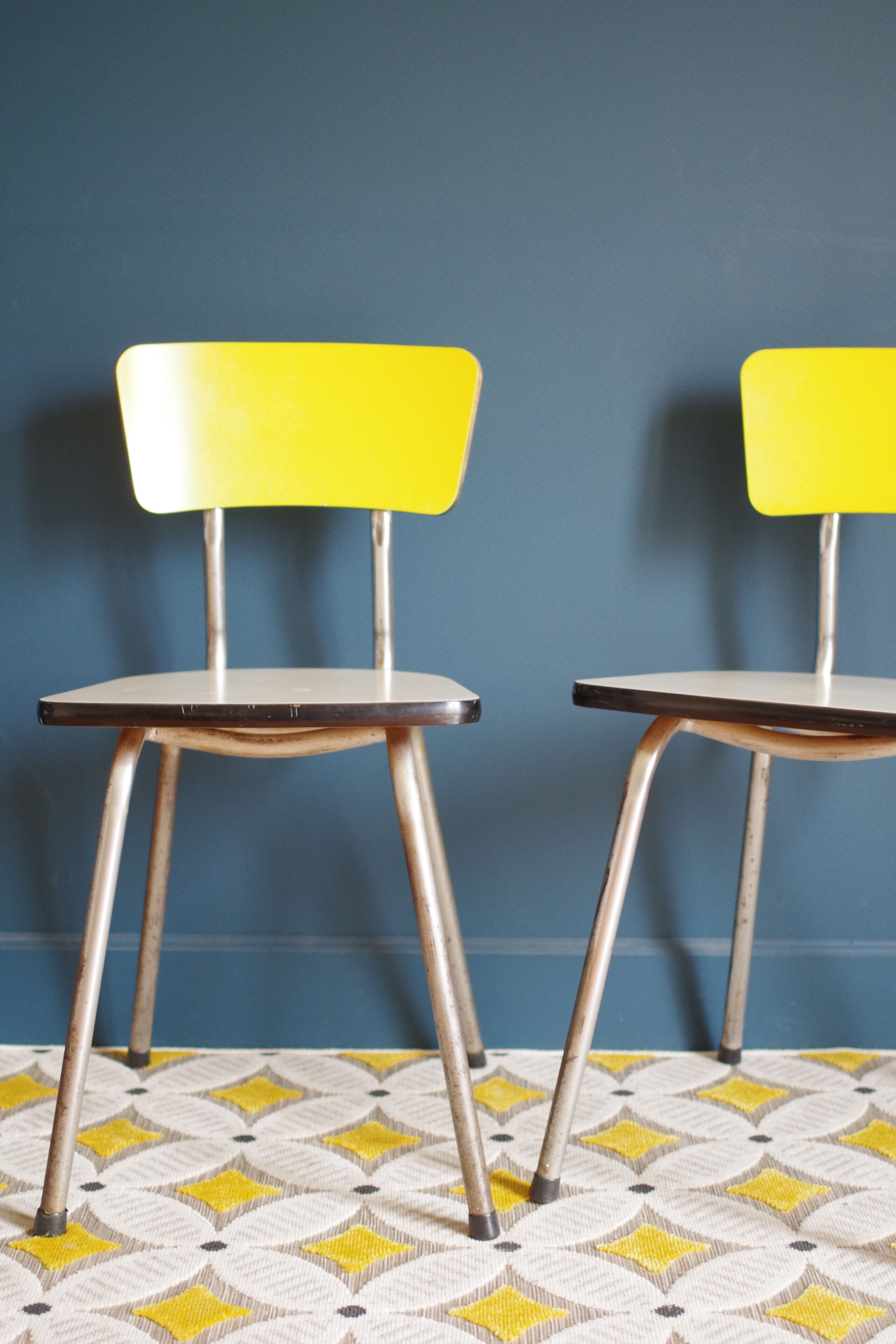 Série de 4 chaises en formica  bicolore jaune et blanc chiné