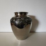 vase en métal , fleurs en relief
