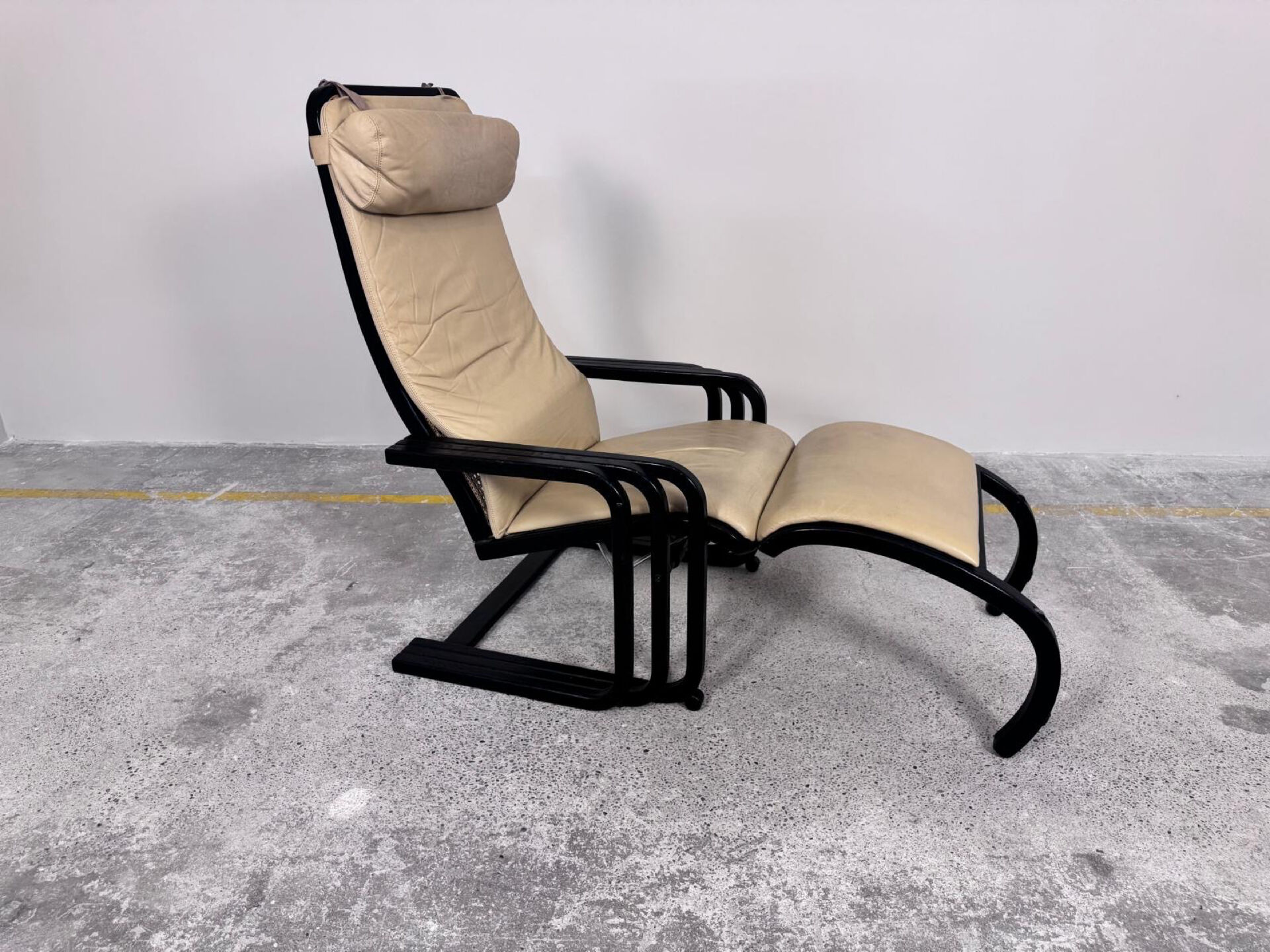 Rocking-chair viennois en bois courbé, cuir et cannage