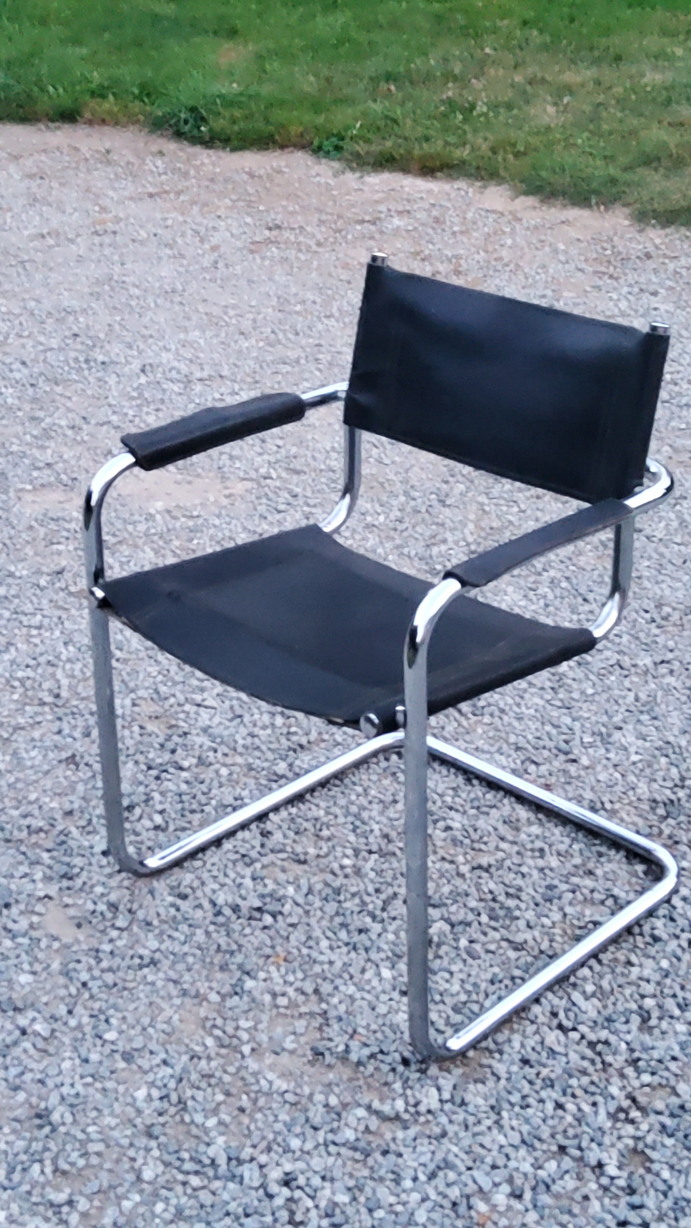 Fauteuil style MG5 tubes chromés assise et dossier cuir noir