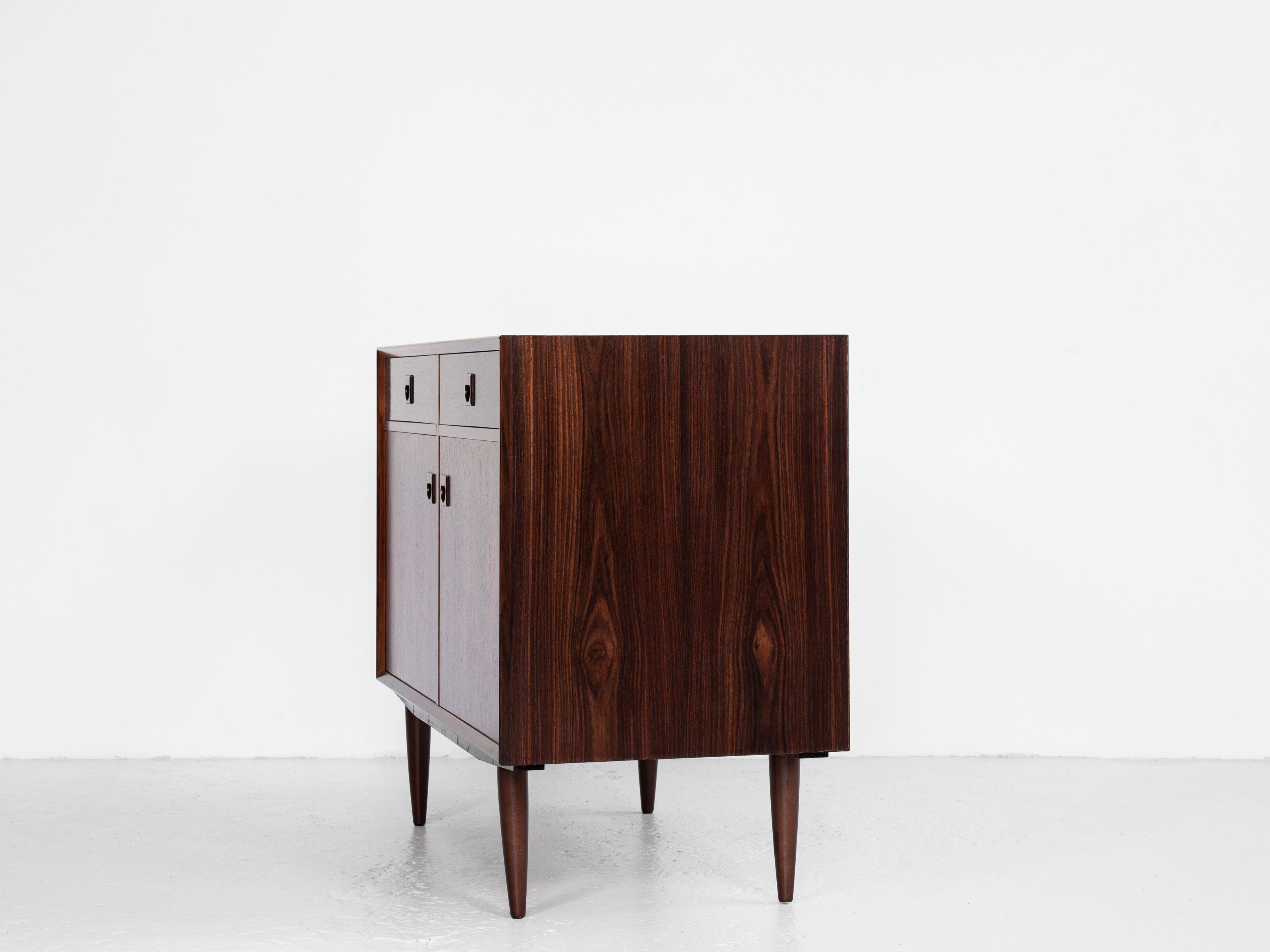 Buffet danois du milieu du siècle avec 2 portes et 2 tiroirs en bois de rose par Brouer 1960