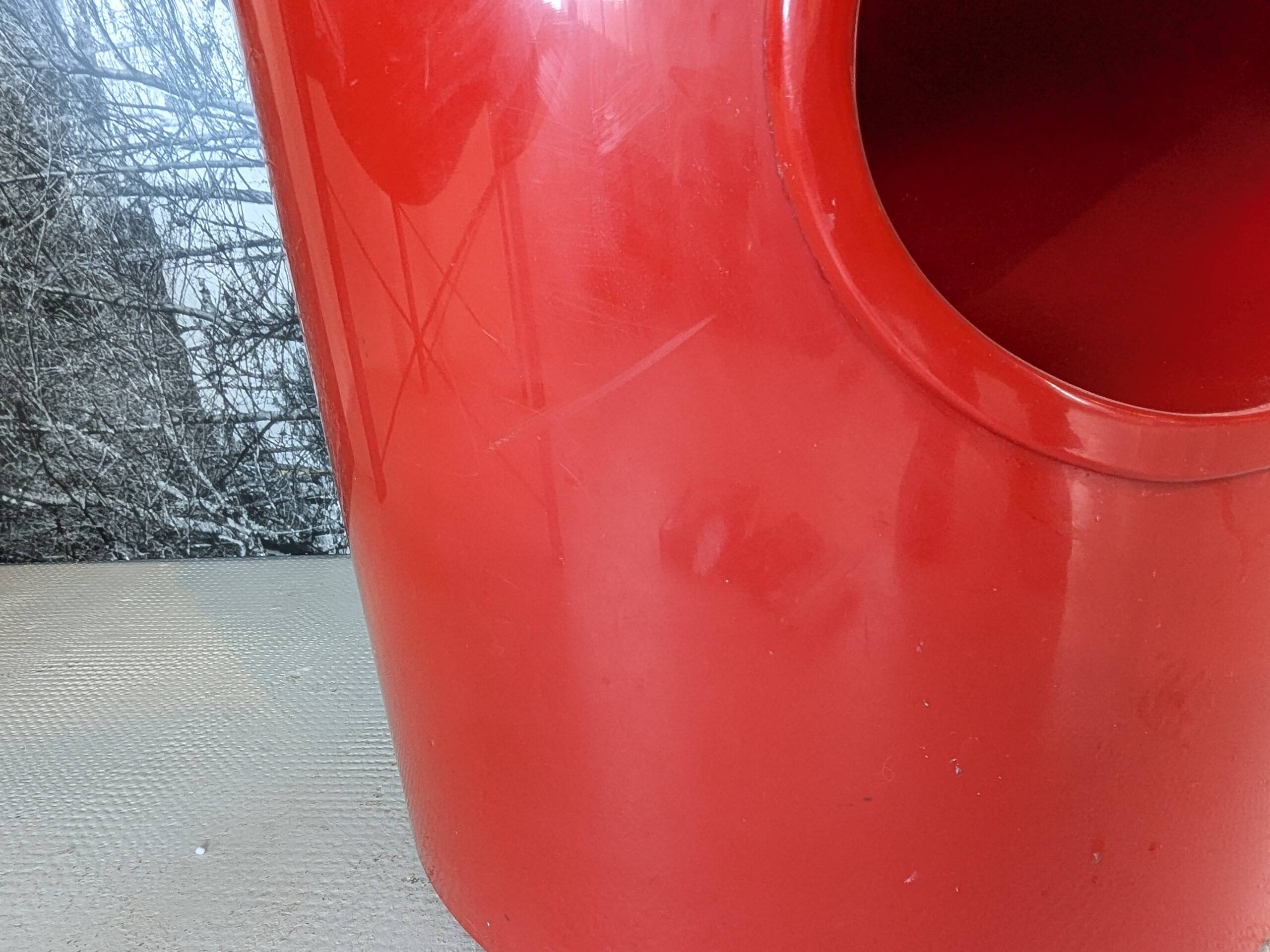 Side table, red bedside table Artemide Giano Giano by Emma Gismondi.