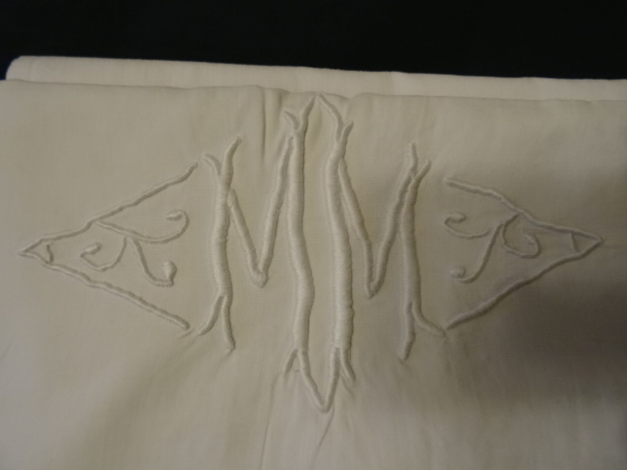 Beau drap brodé , monogrammé
