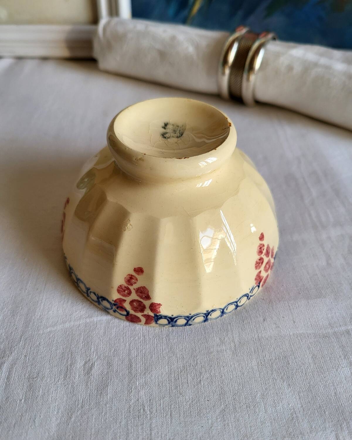 Bol ancien en faïence beige à motif de raisin