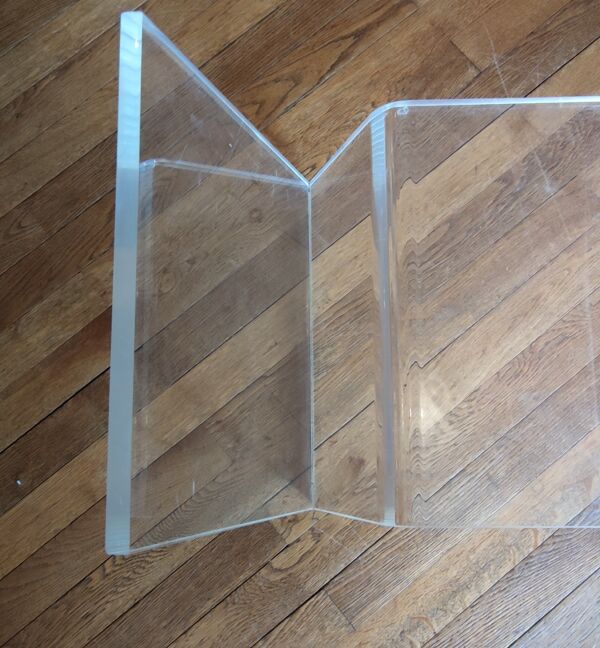 Table basse porte revues en plexiglas design 20 ème siècle