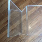 Table basse porte revues en plexiglas design 20 ème siècle