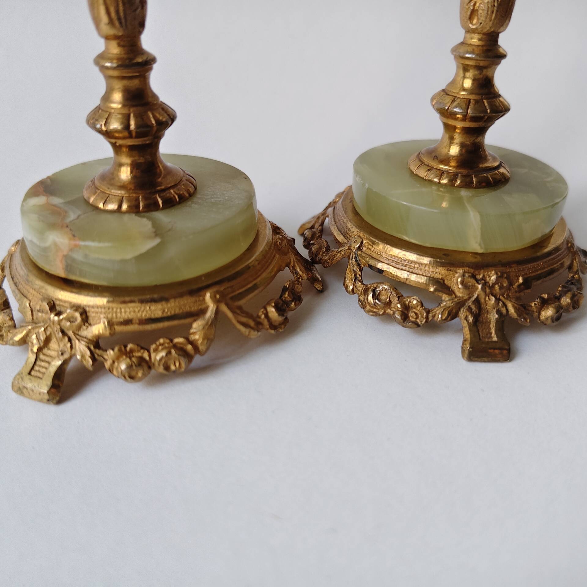 Pair of neoclassical candle holders in gilded bronze and green onyx, bust of
