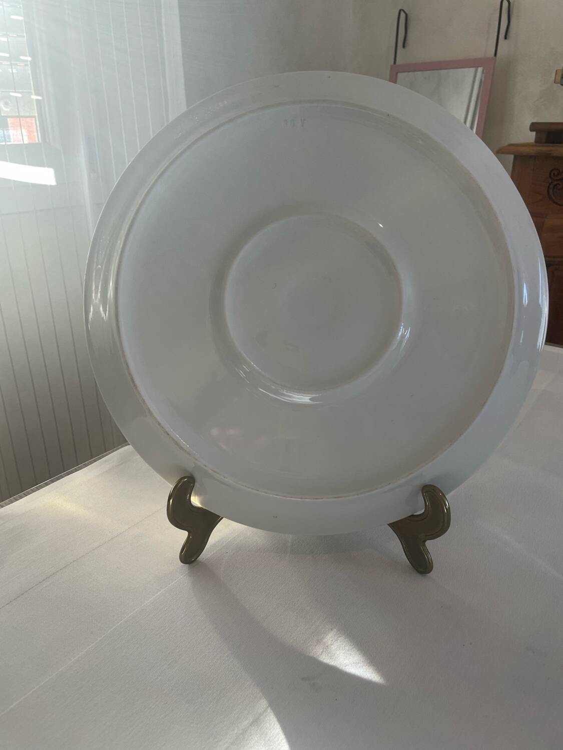 Large round ceramic plate with floral decoration – Arts & Crafts style