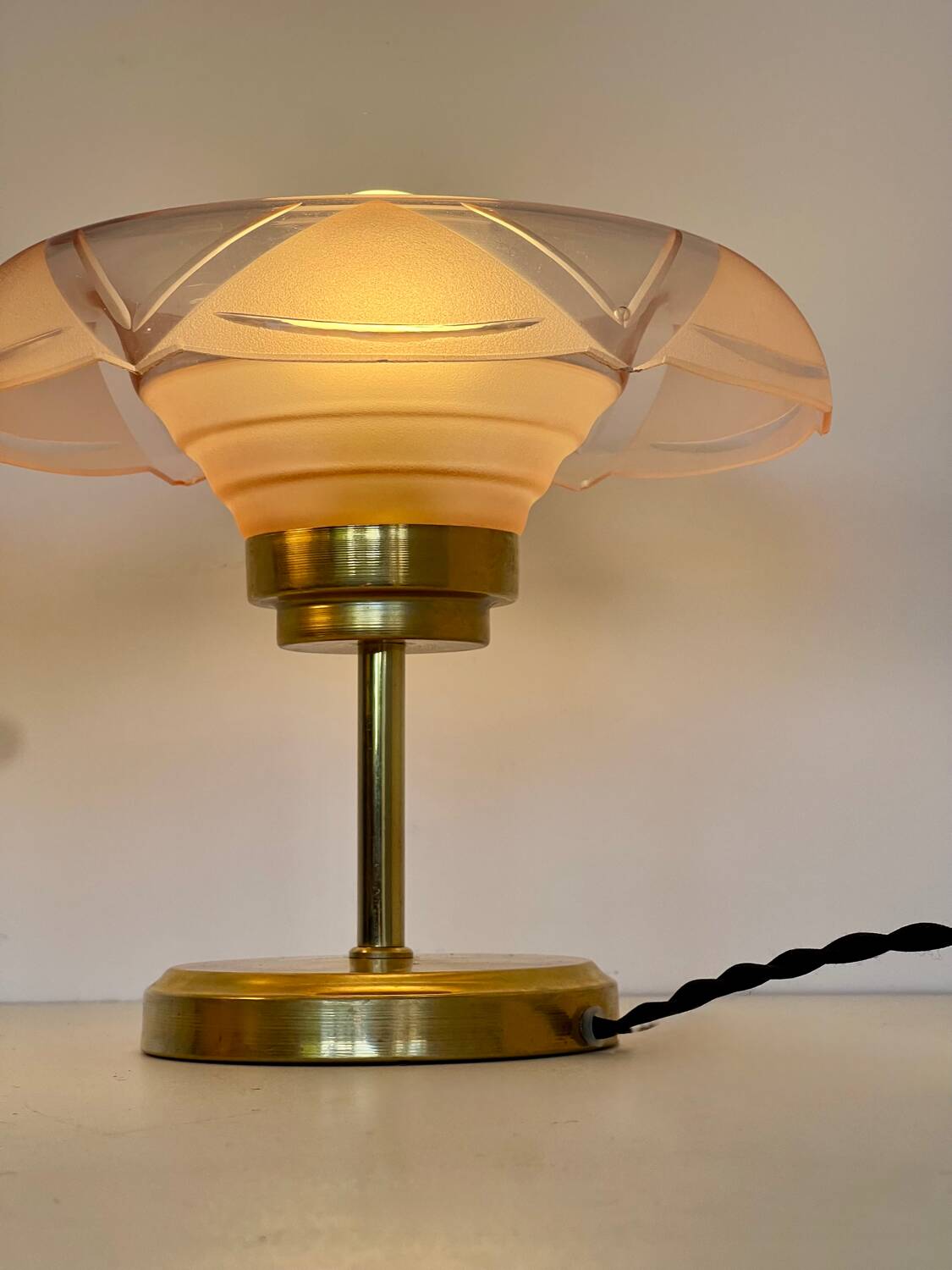 Art Deco bedside lamp in brass and etched glass