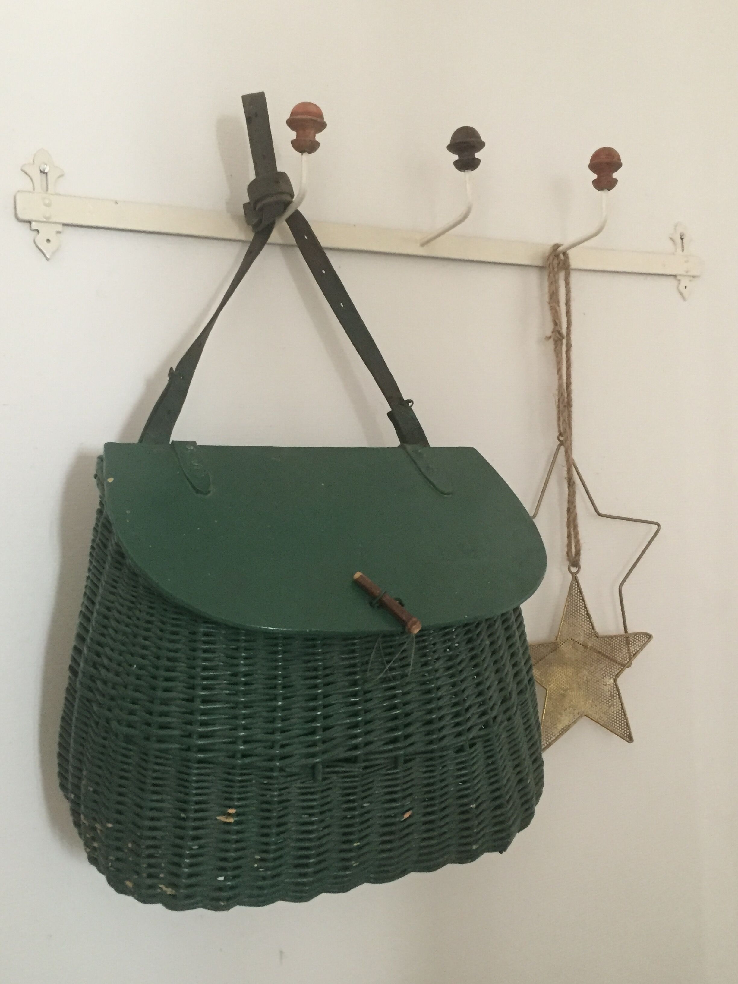 Ancien panier de pêche avec lanière en cuir