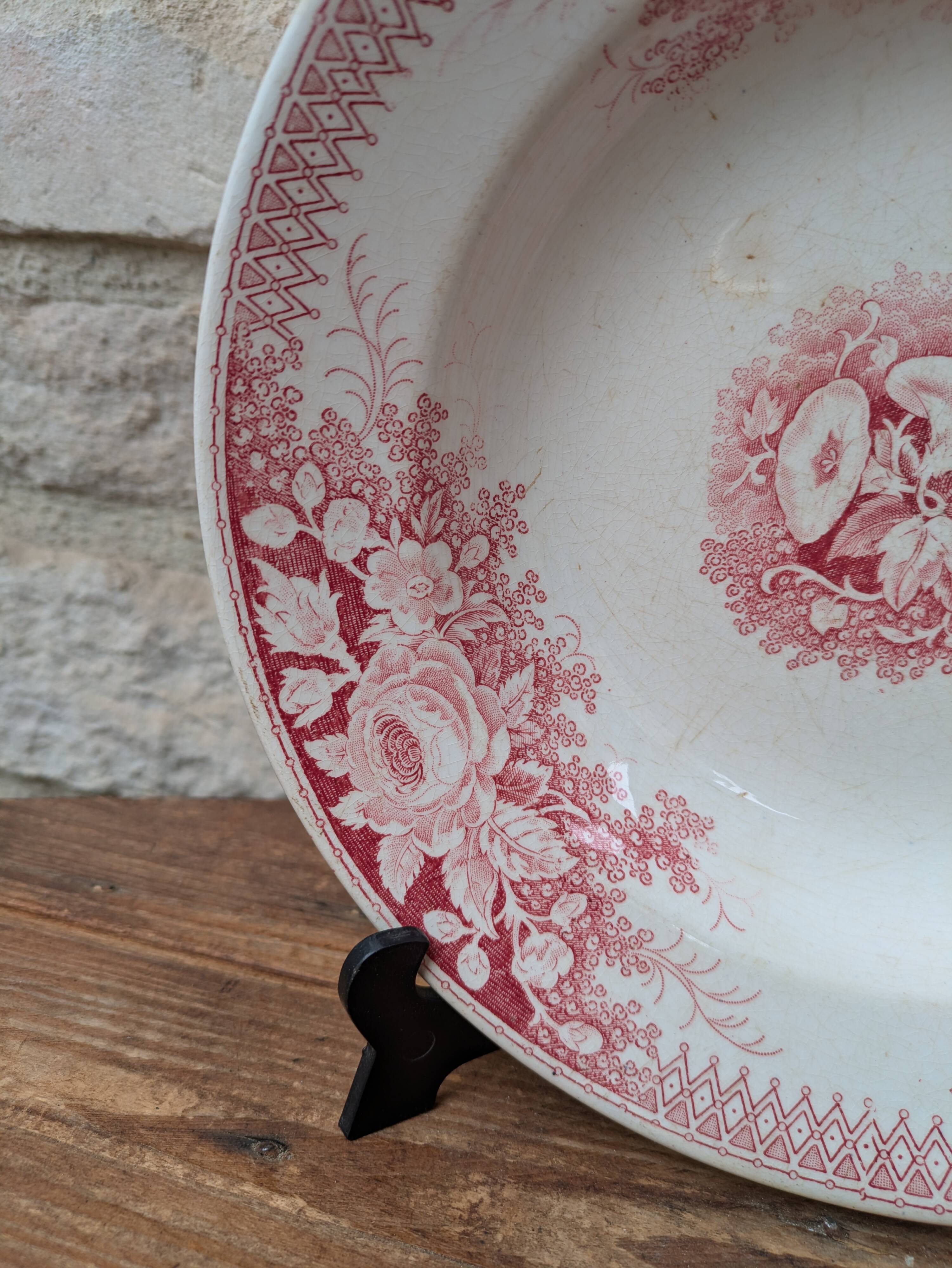Hollow plate U et Cie Sarreguemines model Jardinière with pink flower decoration.