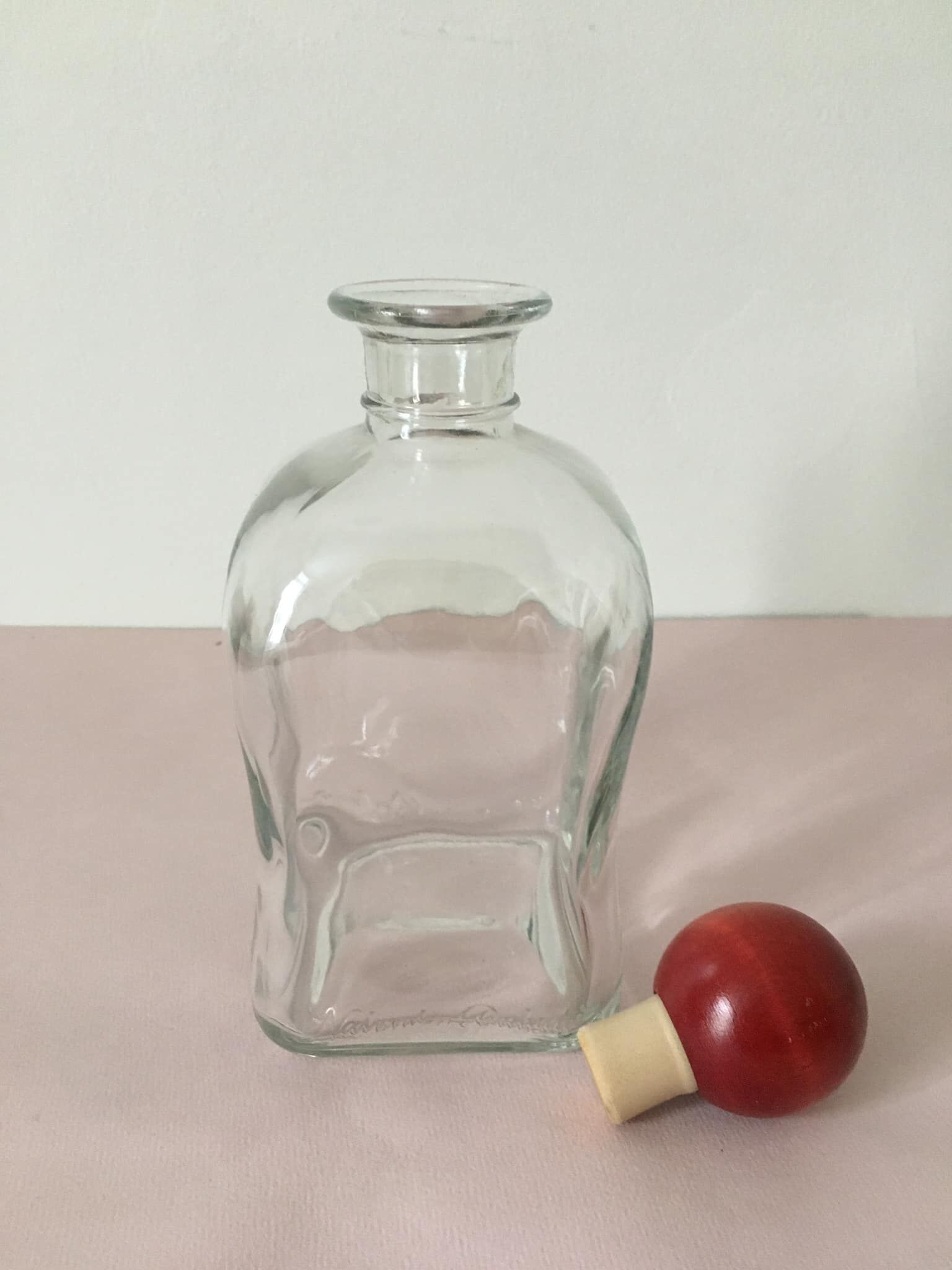 Carafe carrée avec son bouchon en bois de couleur rouge