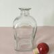 Carafe carrée avec son bouchon en bois de couleur rouge