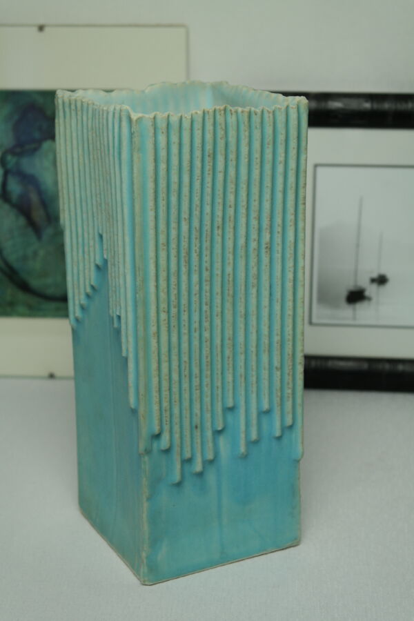 Vase céramique moderniste bleu estampillé signé années 80
