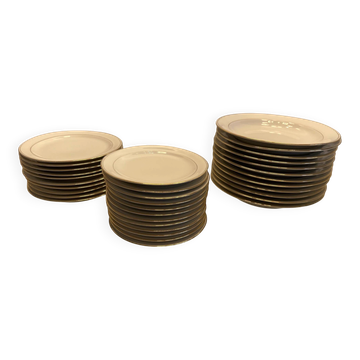 Service of 34 Limoges porcelain plates by Chastagner & Cie – Gilded borders.