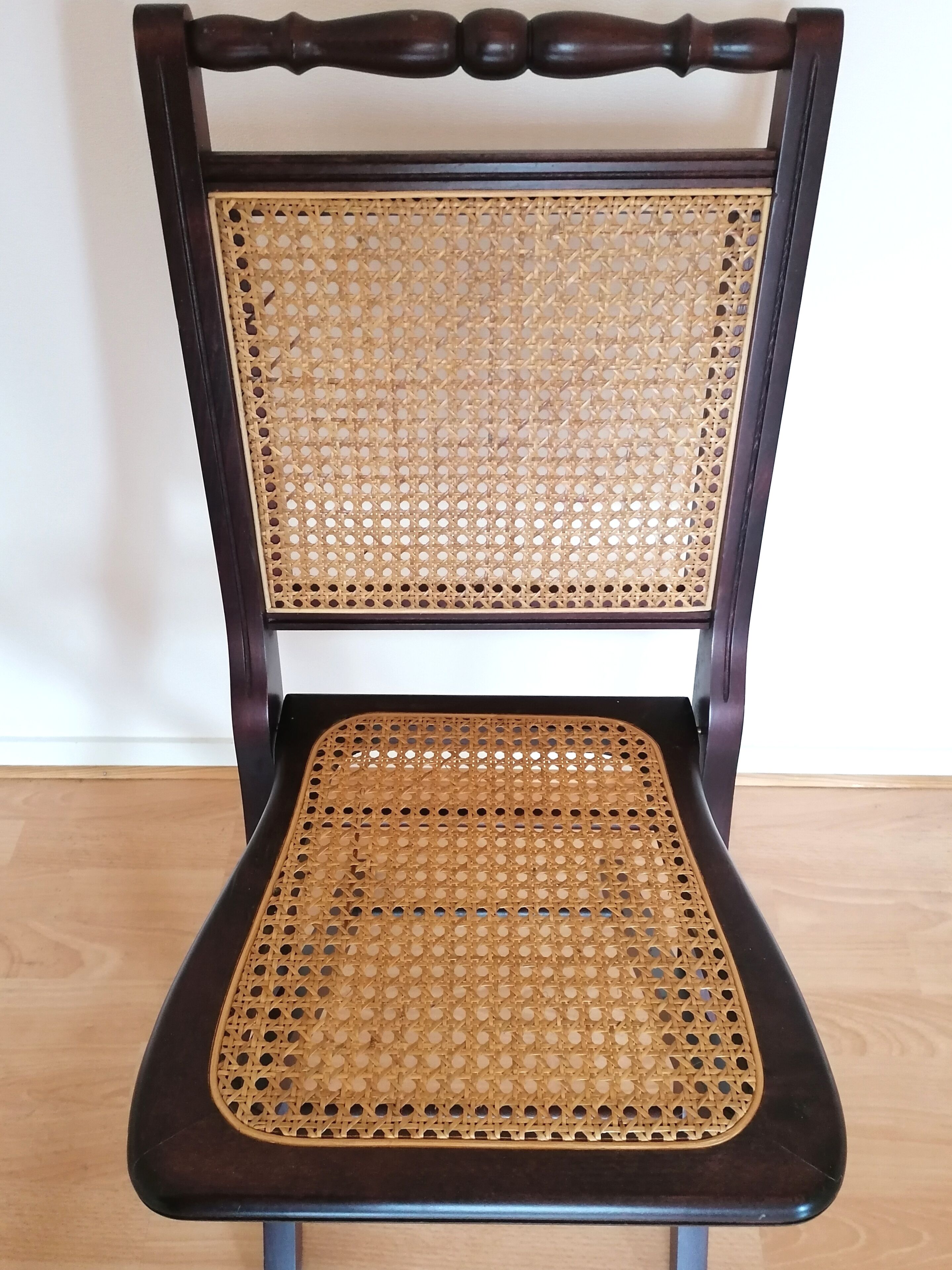 4 folding chairs canned