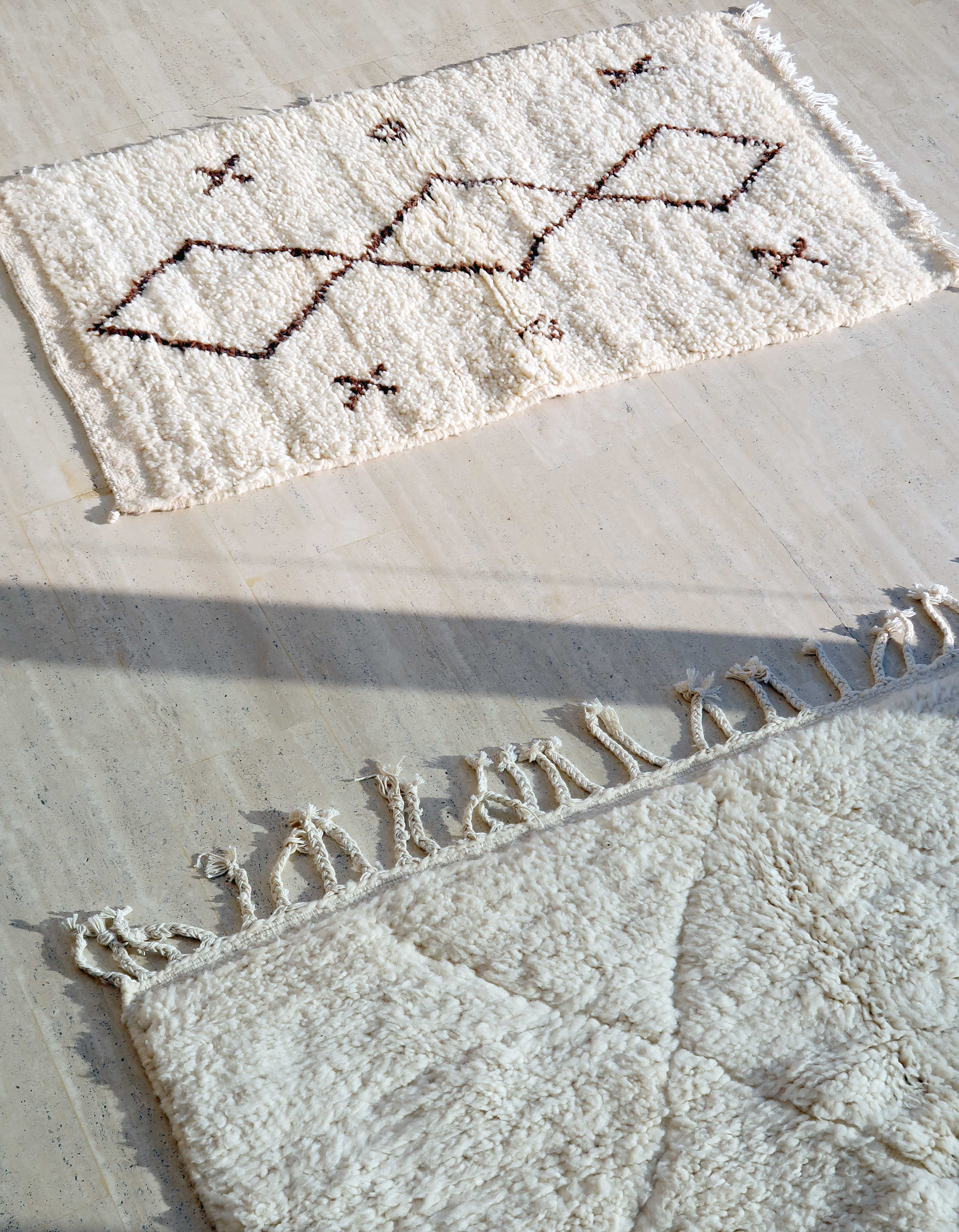 Brown and white Berber Béni Ouarain rug with diamonds in wool