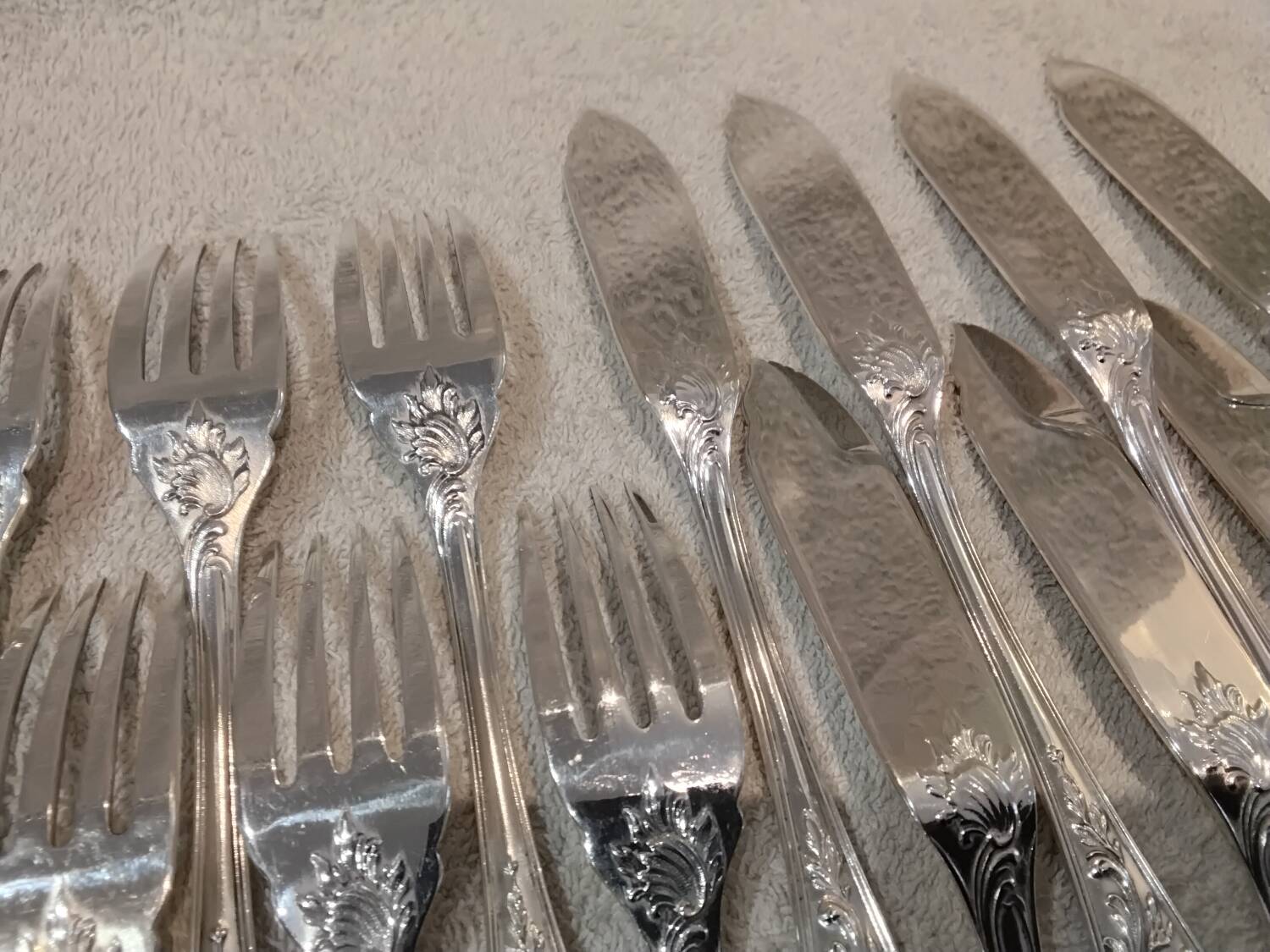 7 forks, 7 fish knives, silver-plated metal, Christofle Marly.