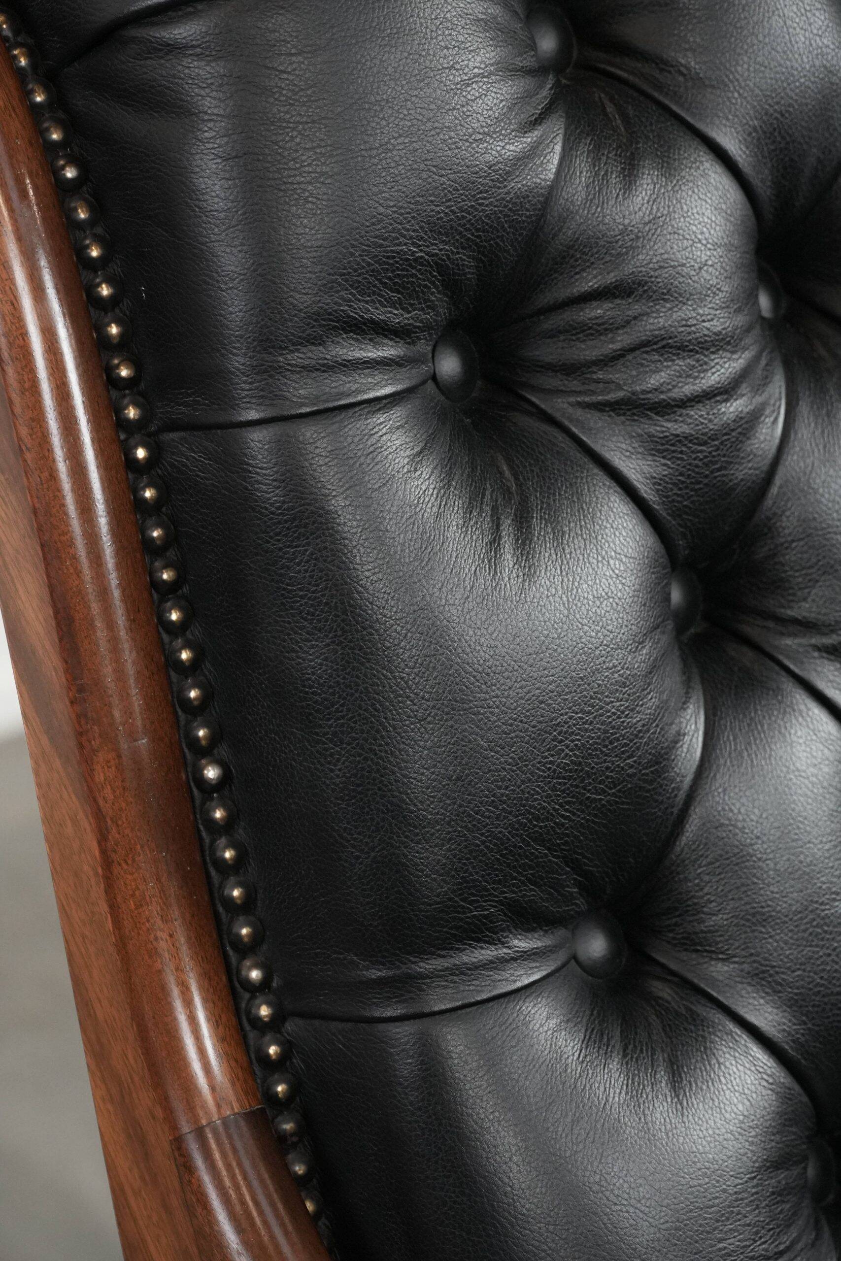 Fauteuil chesterfield en cuir de vachette noir classique et confortable