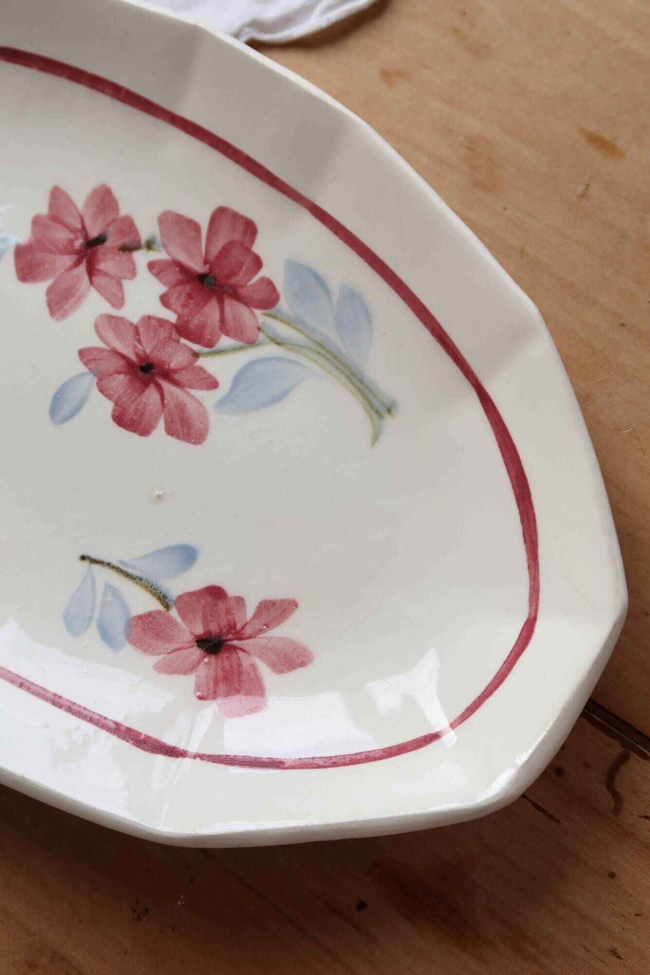 Ravier vintage ivory faience with floral rose decoration.