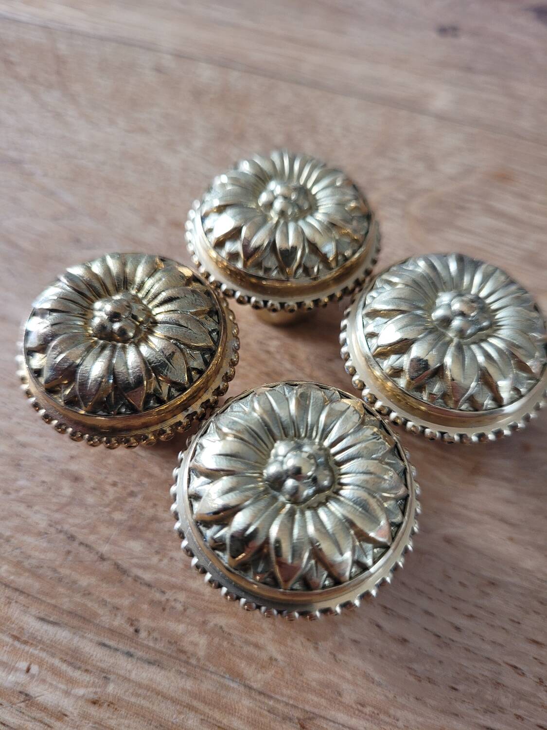 Boutons de meuble Louis XVI en laiton