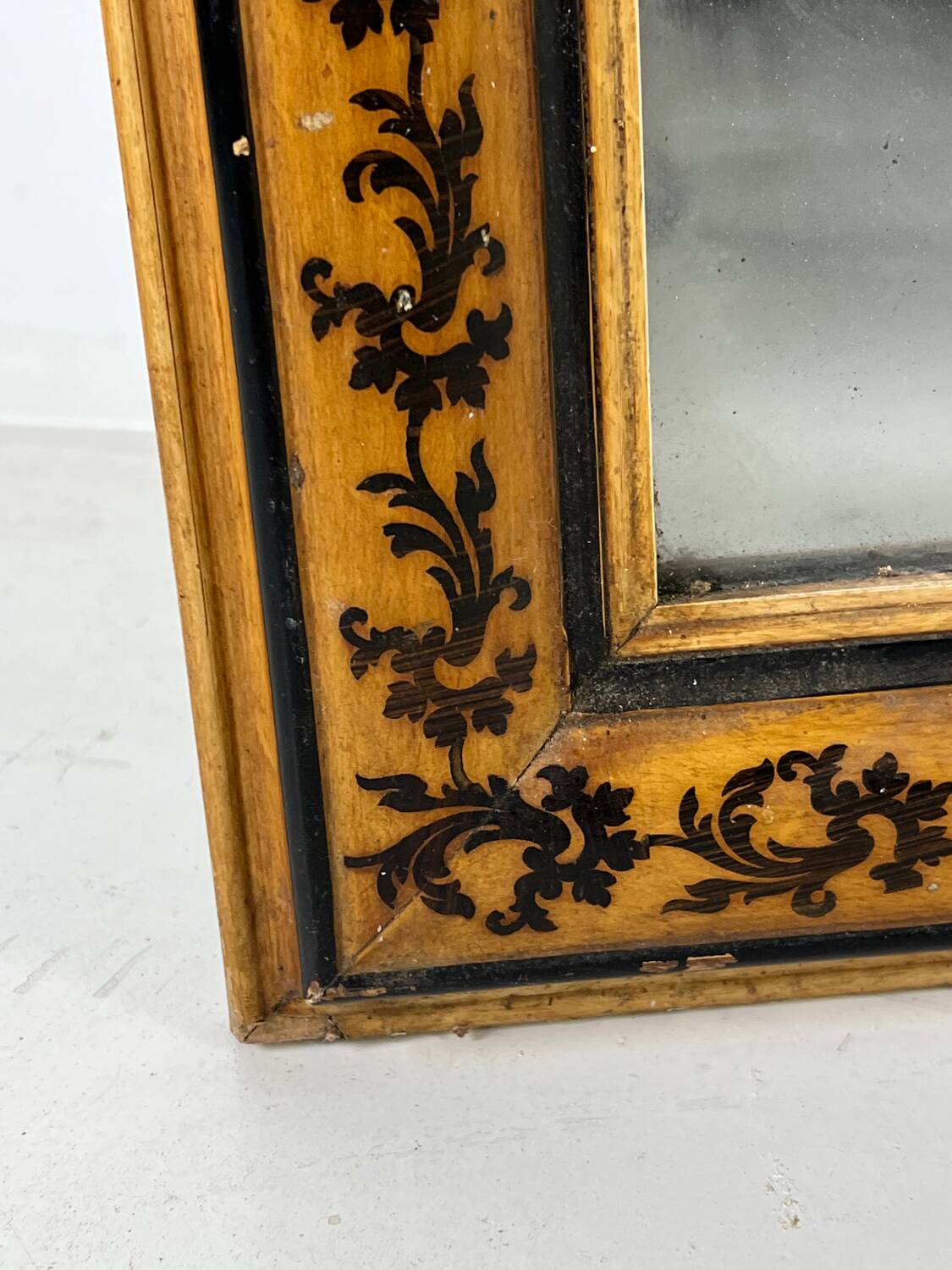 French mirror flower motive