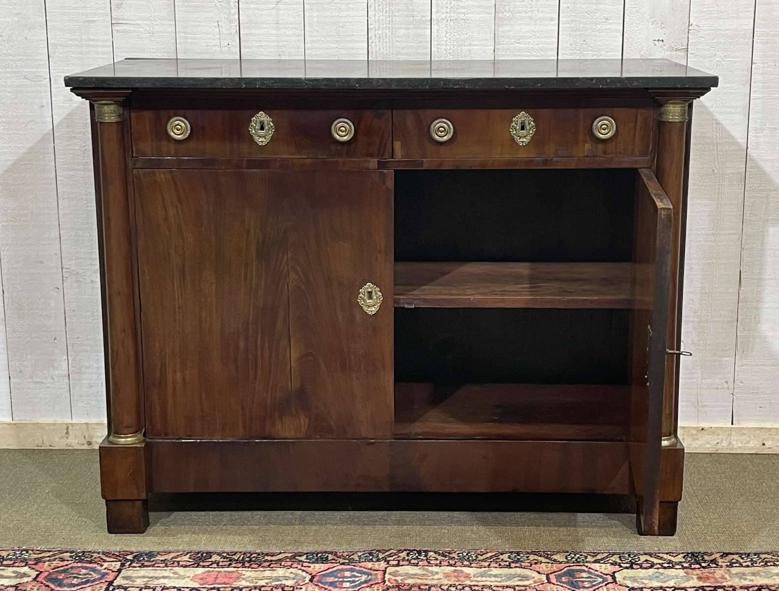 Buffet Empire début XIXème en acajou et dessus marbre noir
