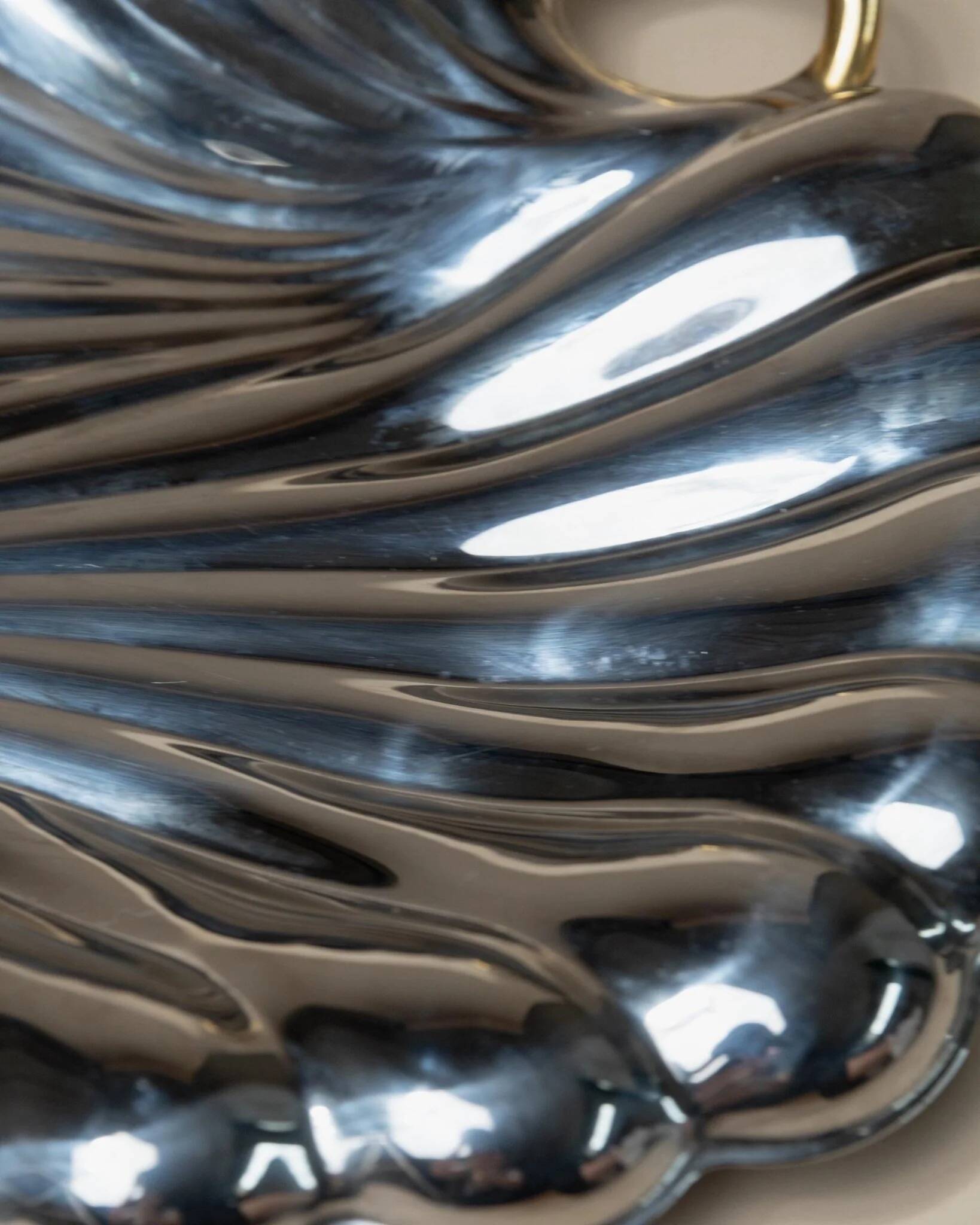 Plateau en acier inoxydable poli argenté en forme de coquillage avec poignées dorées, Becchetti Italie années 1980.