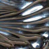 Plateau en acier inoxydable poli argenté en forme de coquillage avec poignées dorées, Becchetti Italie années 1980.