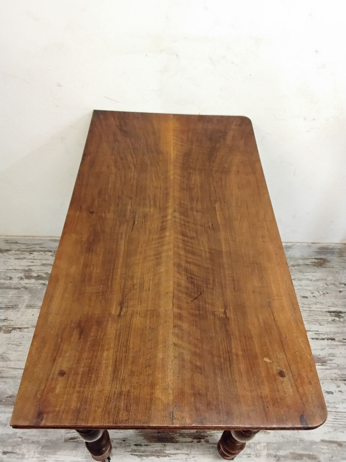 Bureau ancien en bois avec tiroir