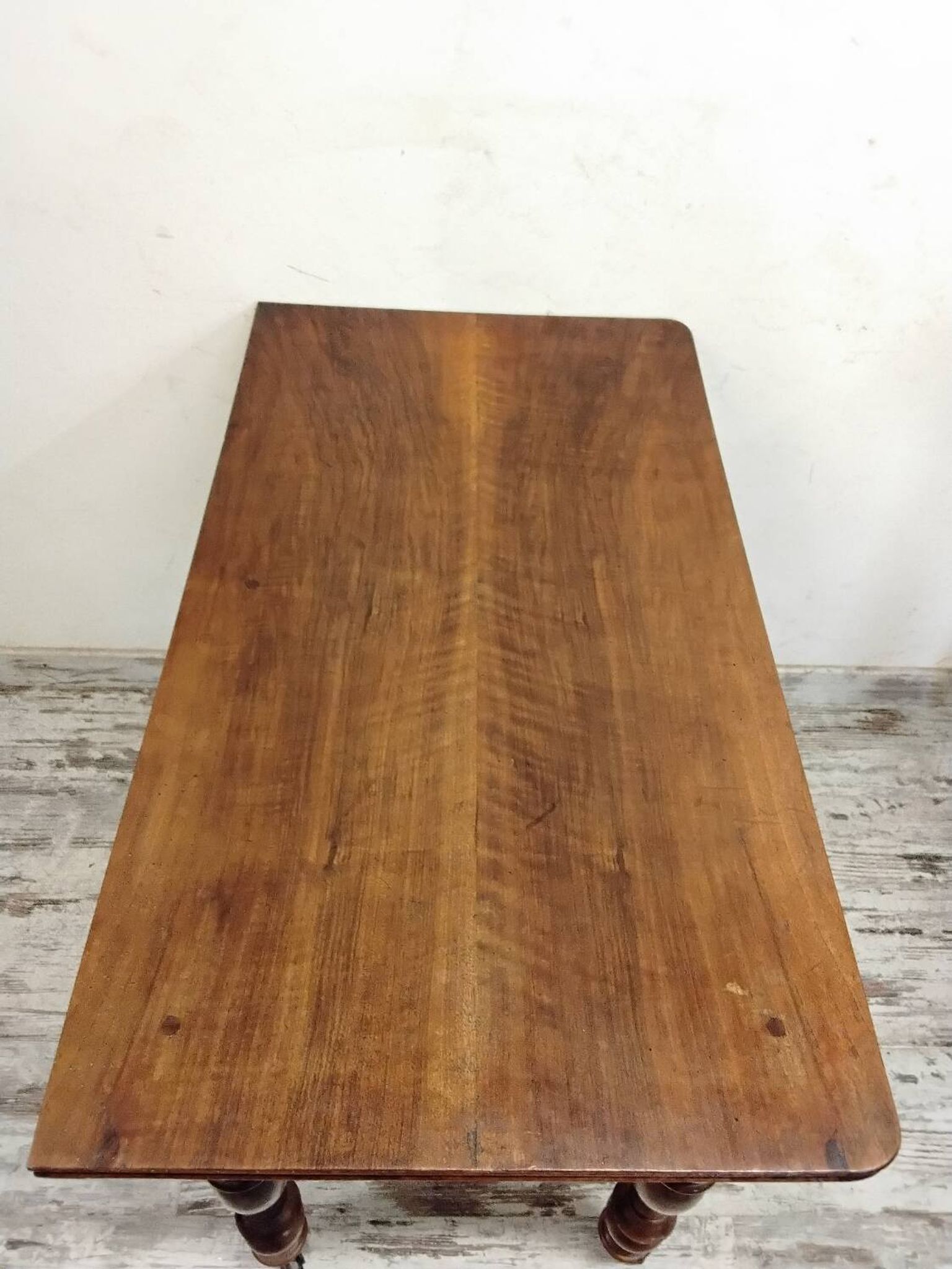 Bureau ancien en bois avec tiroir