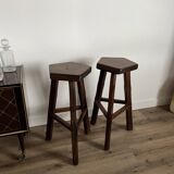 Paire de tabourets hauts tripodes en orme Aranjou