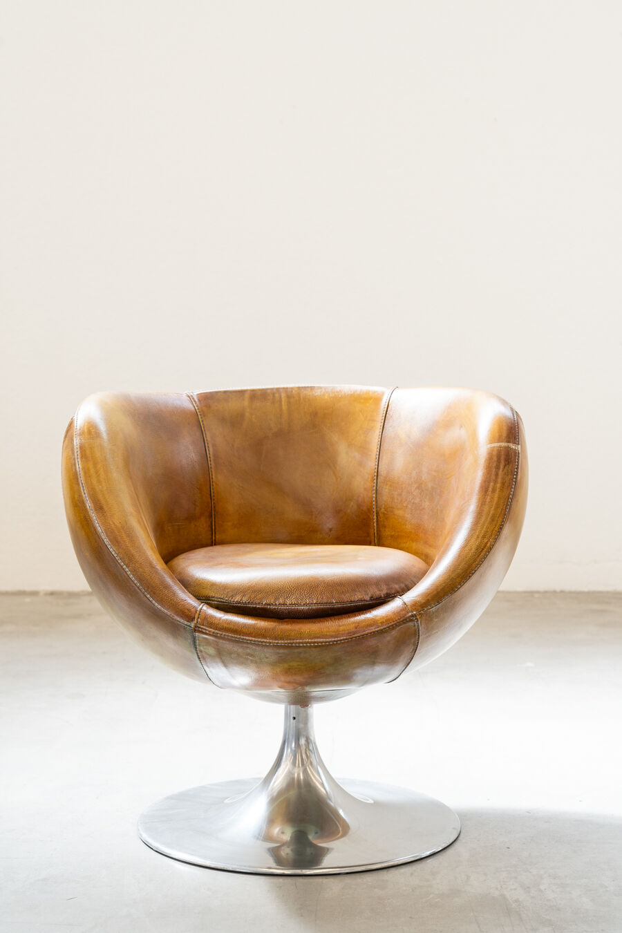 Leather swivel armchairs, early twenty-first century, set of 2